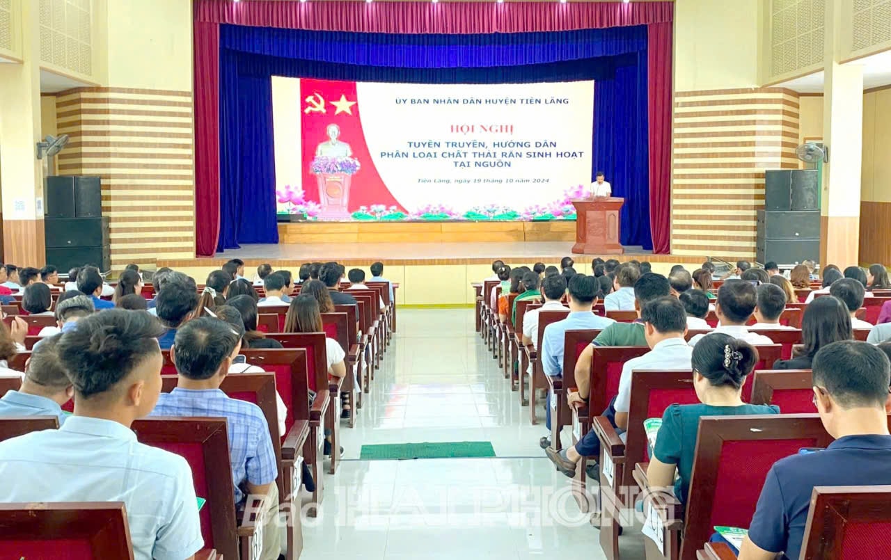 Công ty mở nhiều hội nghị tại các khu dân cư trên địa bàn Tiên Lãng nhằm tuyên truyền ý thức bảo vệ môi trường và hướng dẫn người dân phân loại rác tại nguồn. Ảnh: Công ty Môi trường đô thị HP.