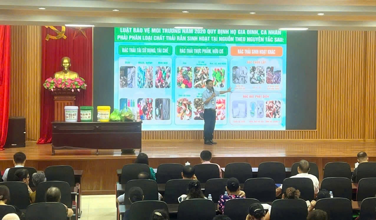 Một buổi tuyên truyền về pháp luật bảo vệ môi trường trong khu dân cư. Ảnh: Công ty Môi trường đô thị HP.