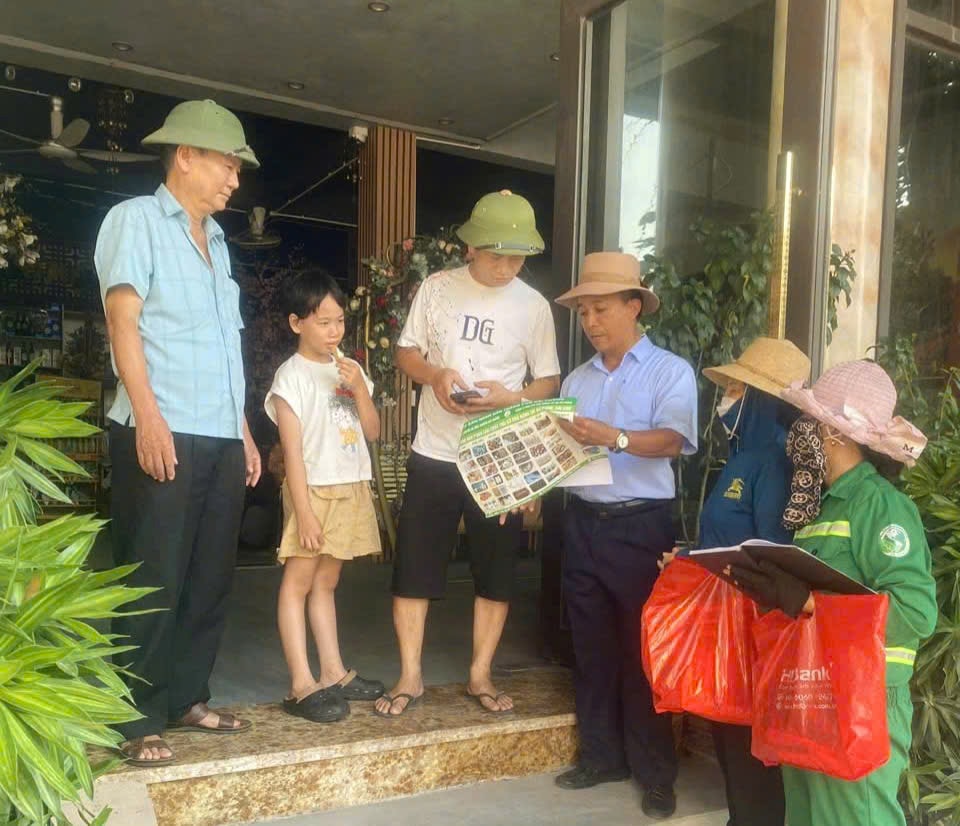 Cán bộ của Công ty trực tiếp đến các hộ gia đình, cơ quan, doanh nghiệp để tuyên truyền, hướng dẫn về công tác bảo vệ môi trường. Ảnh: Công ty Môi trường đô thị