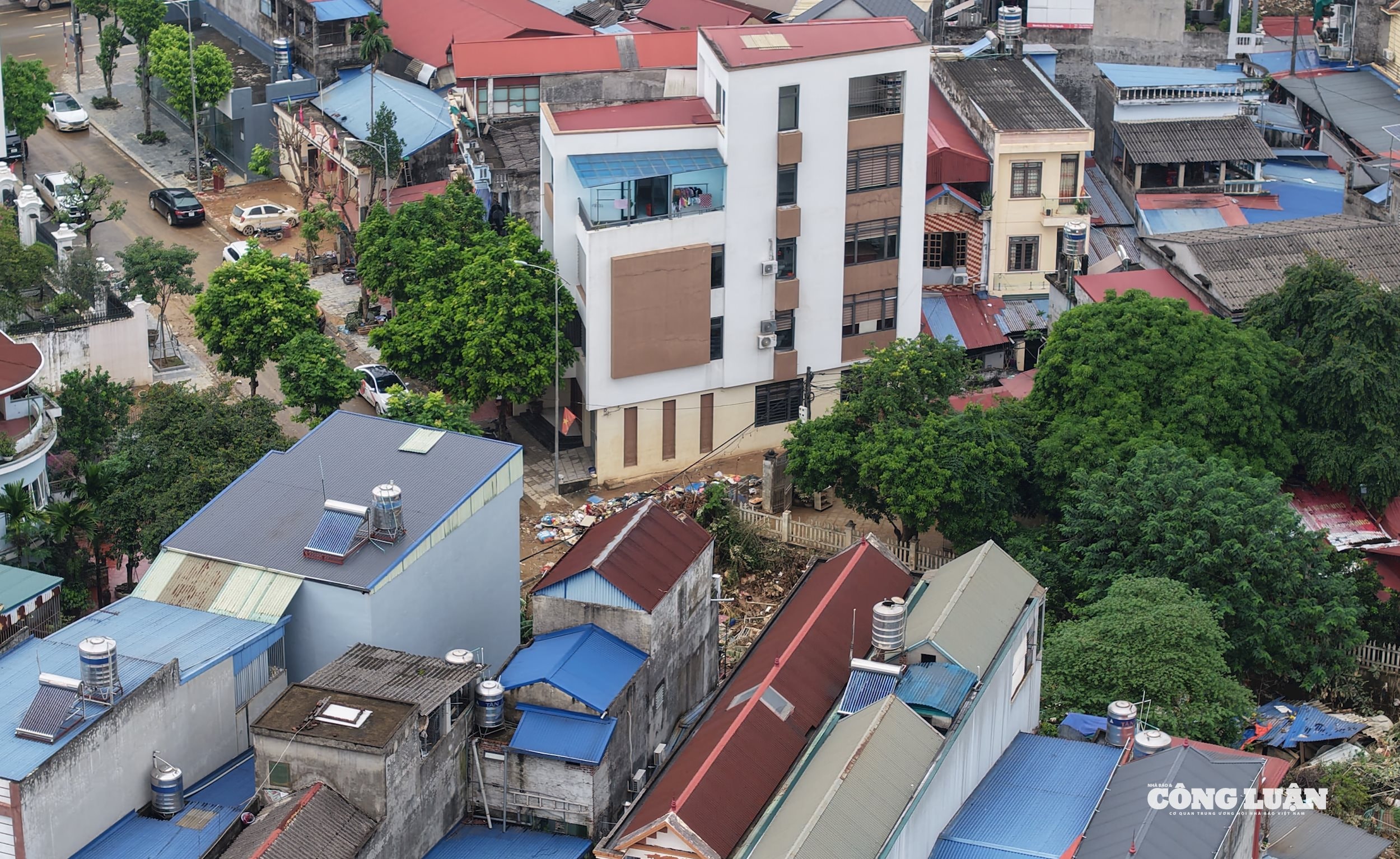 Trên đường Bến Tượng (phường Phan Đình Phùng), bác Quang cùng nhiều người dân vẫn hối hả dọn dẹp. Người cầm vòi xịt gột rửa từng món hàng, nhóm khác khệ nệ khuân những chồng xô chậu ra vỉa hè, người thì cầm chổi, bàn chải cọ rửa,...