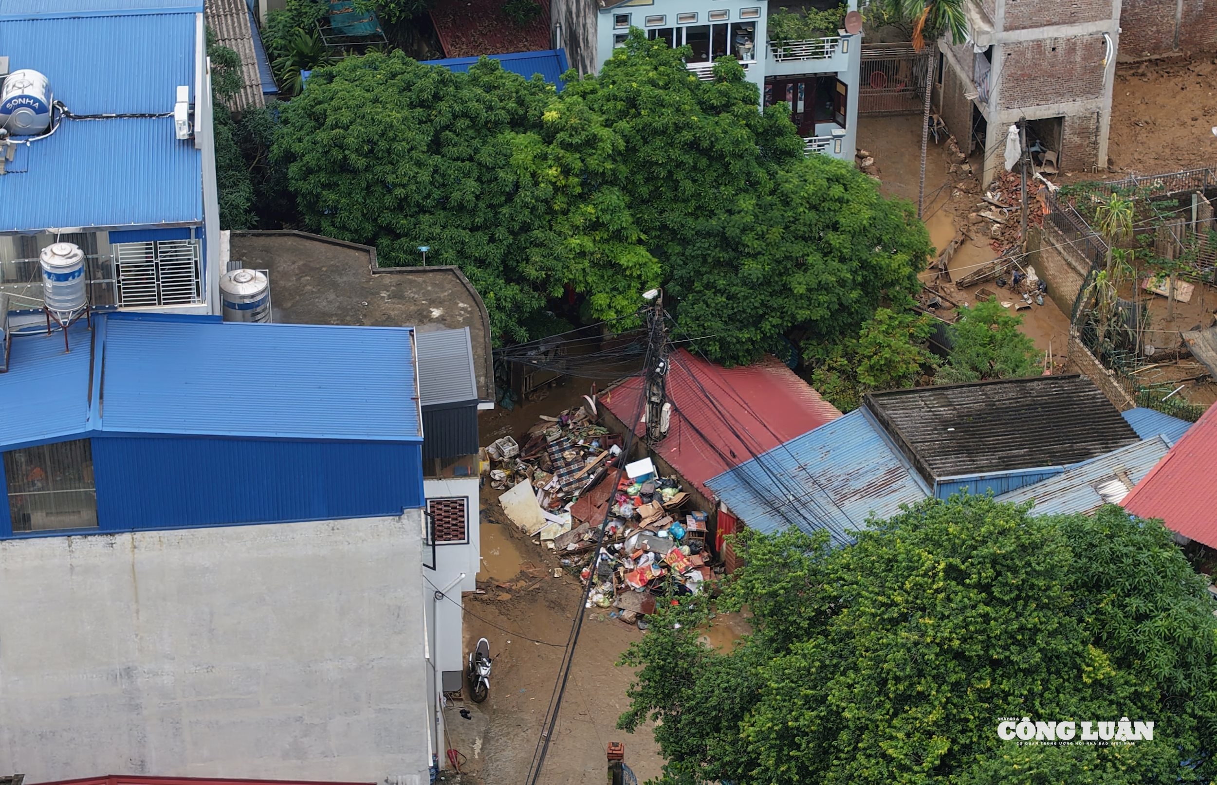 Nhiều khu vực rác thải chất đống tuy nhiên không thể gọi được xe chở đi do nhu cầu quá lớn.