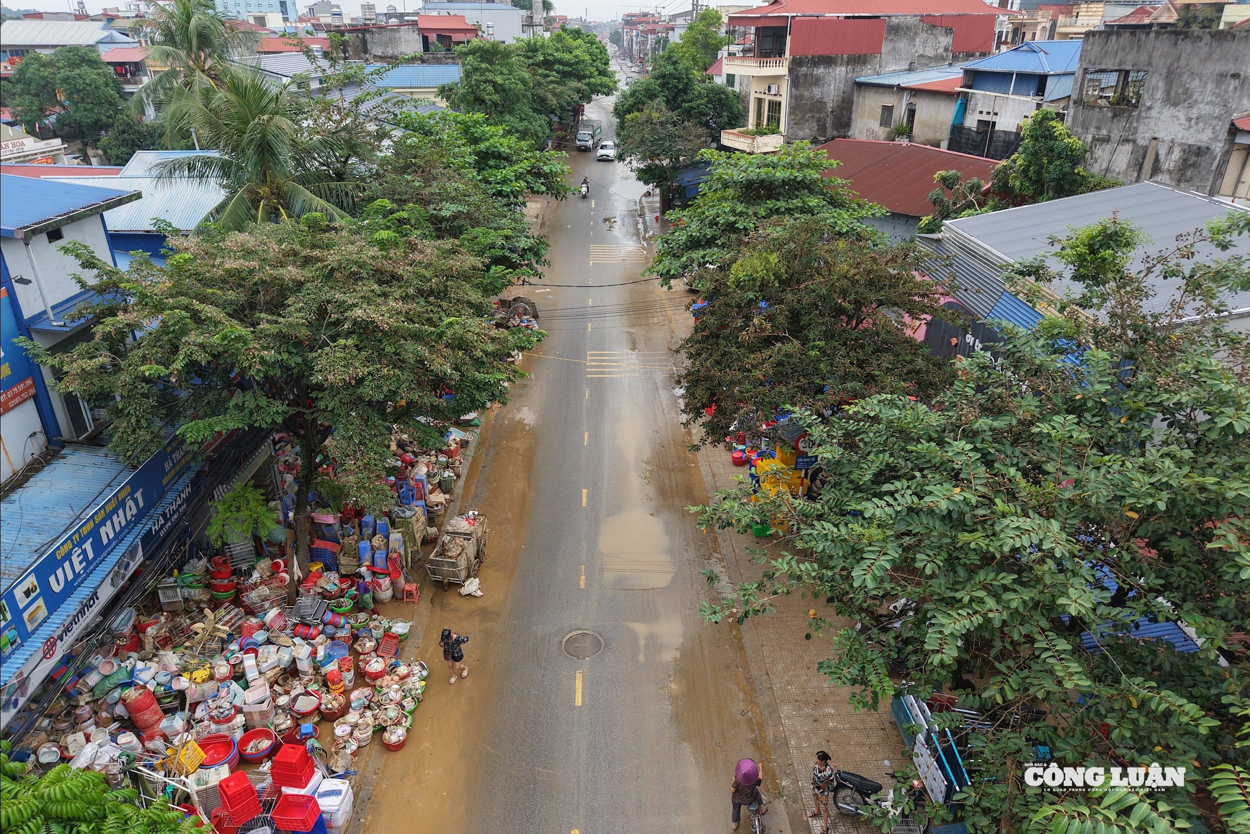 Trên đường Bến Tượng (phường Phan Đình Phùng), bác Quang cùng nhiều người dân vẫn hối hả dọn dẹp. Người cầm vòi xịt gột rửa từng món hàng, nhóm khác khệ nệ khuân những chồng xô chậu ra vỉa hè, người thì cầm chổi, bàn chải cọ rửa,...