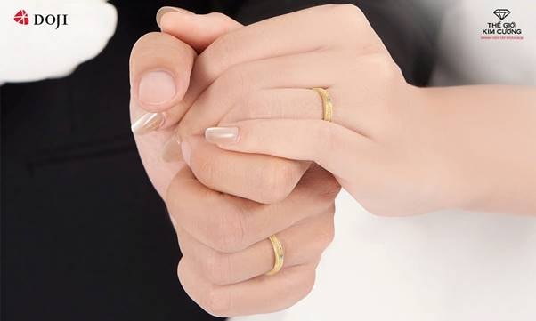 Nhẫn cưới Salsa với dải kim cương tấm xếp lớp tinh xảo, phản chiếu ánh sáng rực rỡ ở mọi góc nhìn.