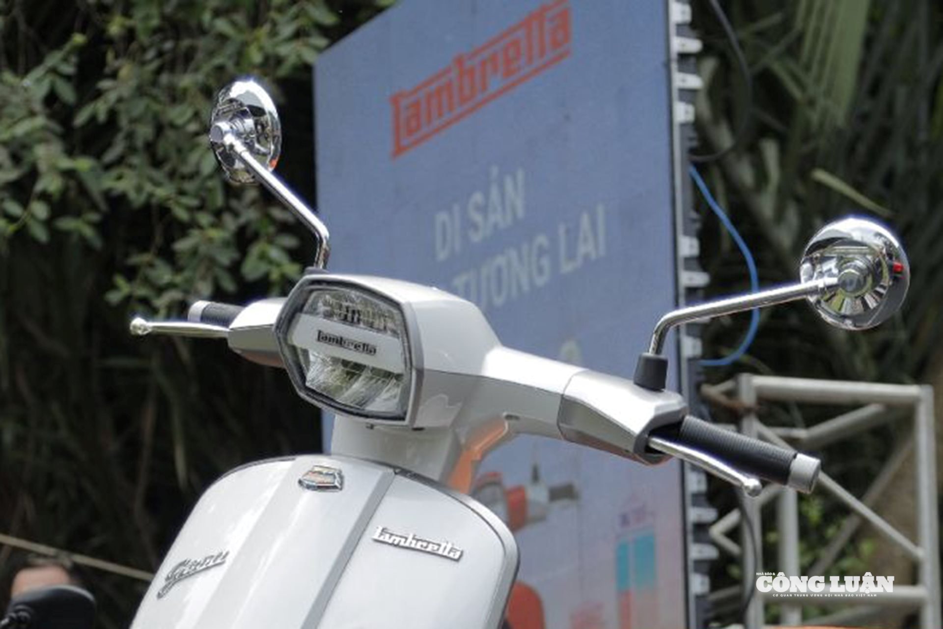 Cụm đèn pha LED hình lục giác bắt mắt.