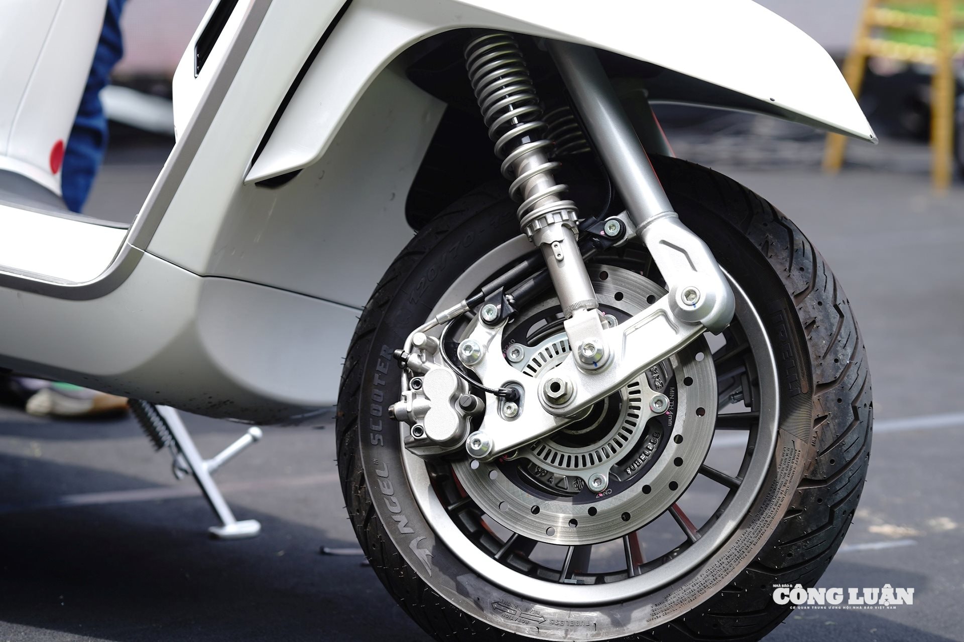 Giảm xóc trước và phanh đĩa tích hợp ABS.