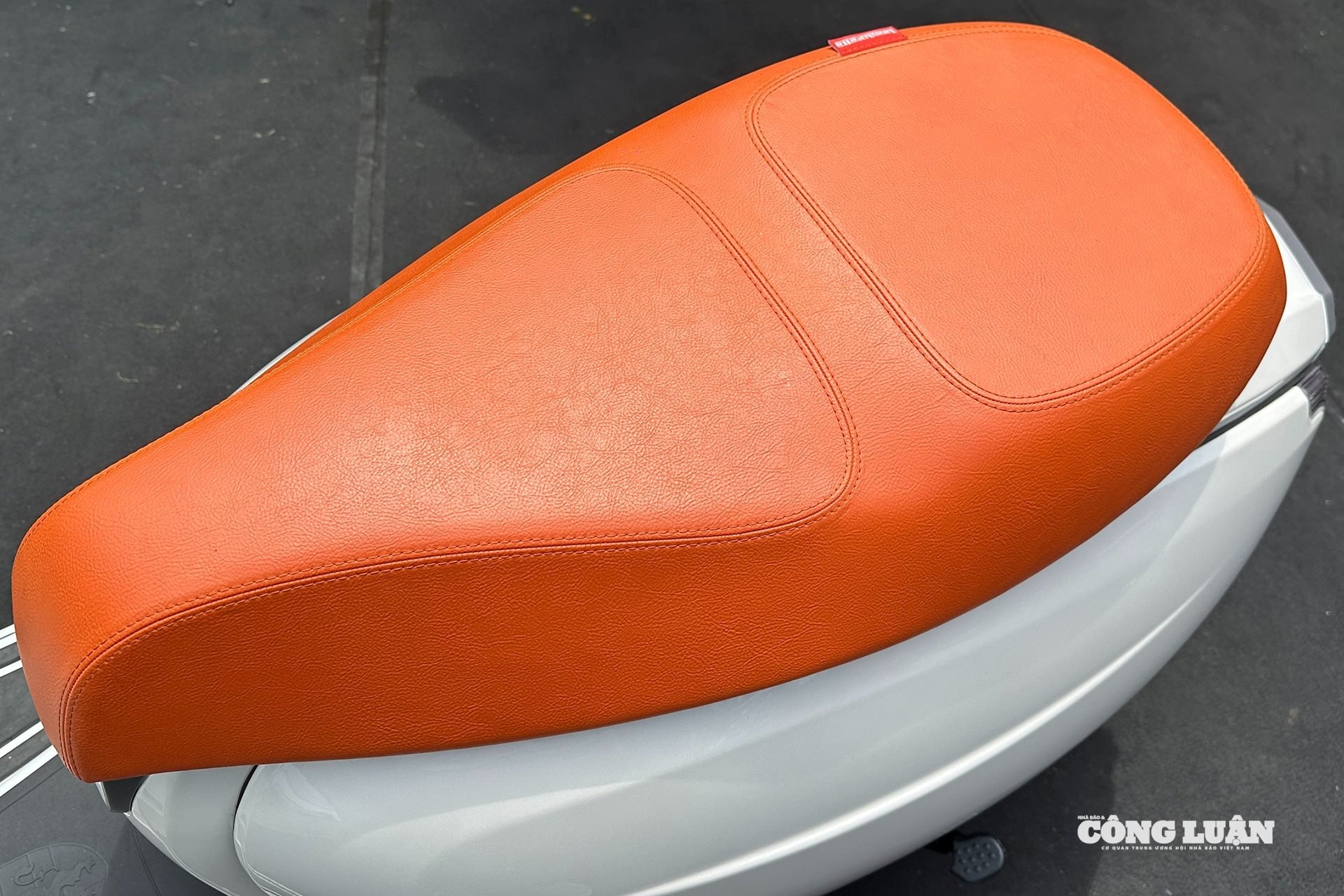 Yên xe thiết kế phẳng.