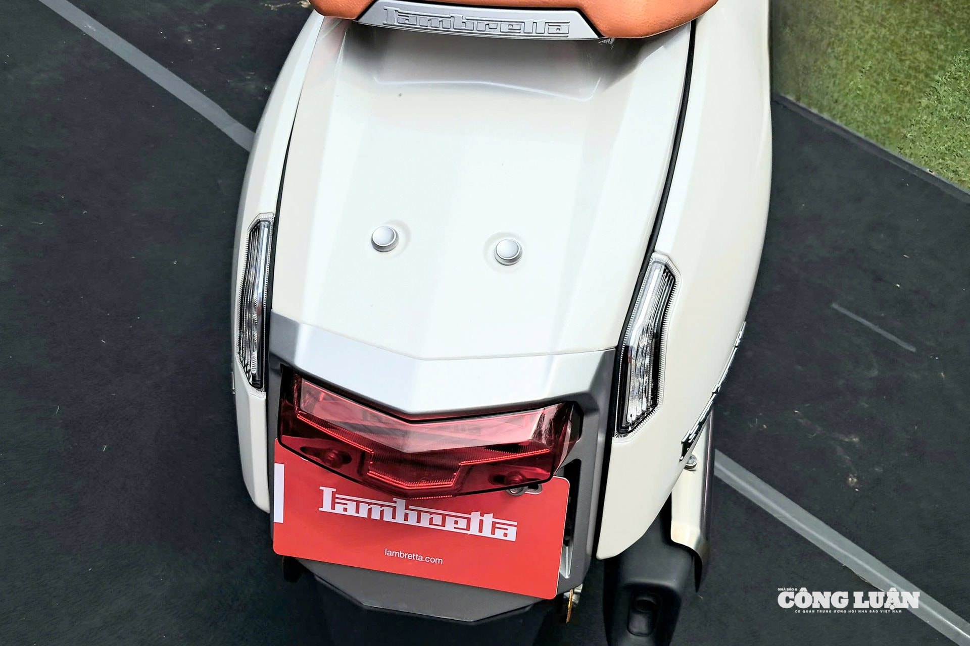 Đuôi xe thuôn dài và lớn.