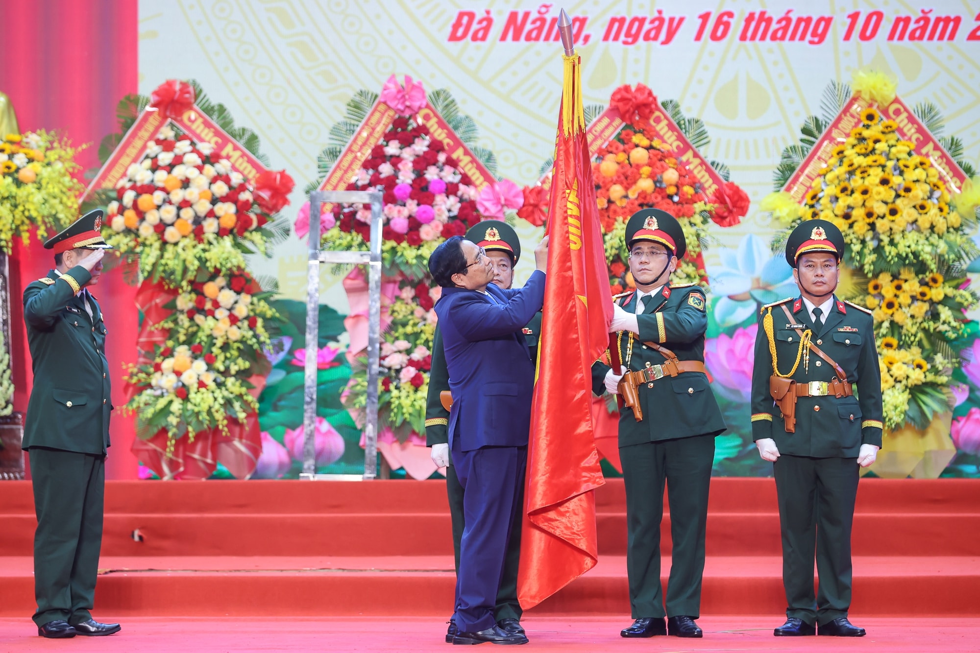 Thủ tướng: Xây dựng lực lượng Quân khu 5 cách mạng, chính quy, tinh nhuệ, hiện đại, là lực lượng nòng cốt trên địa bàn chiến lược của Tổ quốc- Ảnh 5. Thủ tướng: Xây dựng lực lượng Quân khu 5 cách mạng, chính quy, tinh nhuệ, hiện đại, là lực lượng nòng cốt trên địa bàn chiến lược của Tổ quốc- Ảnh 5.