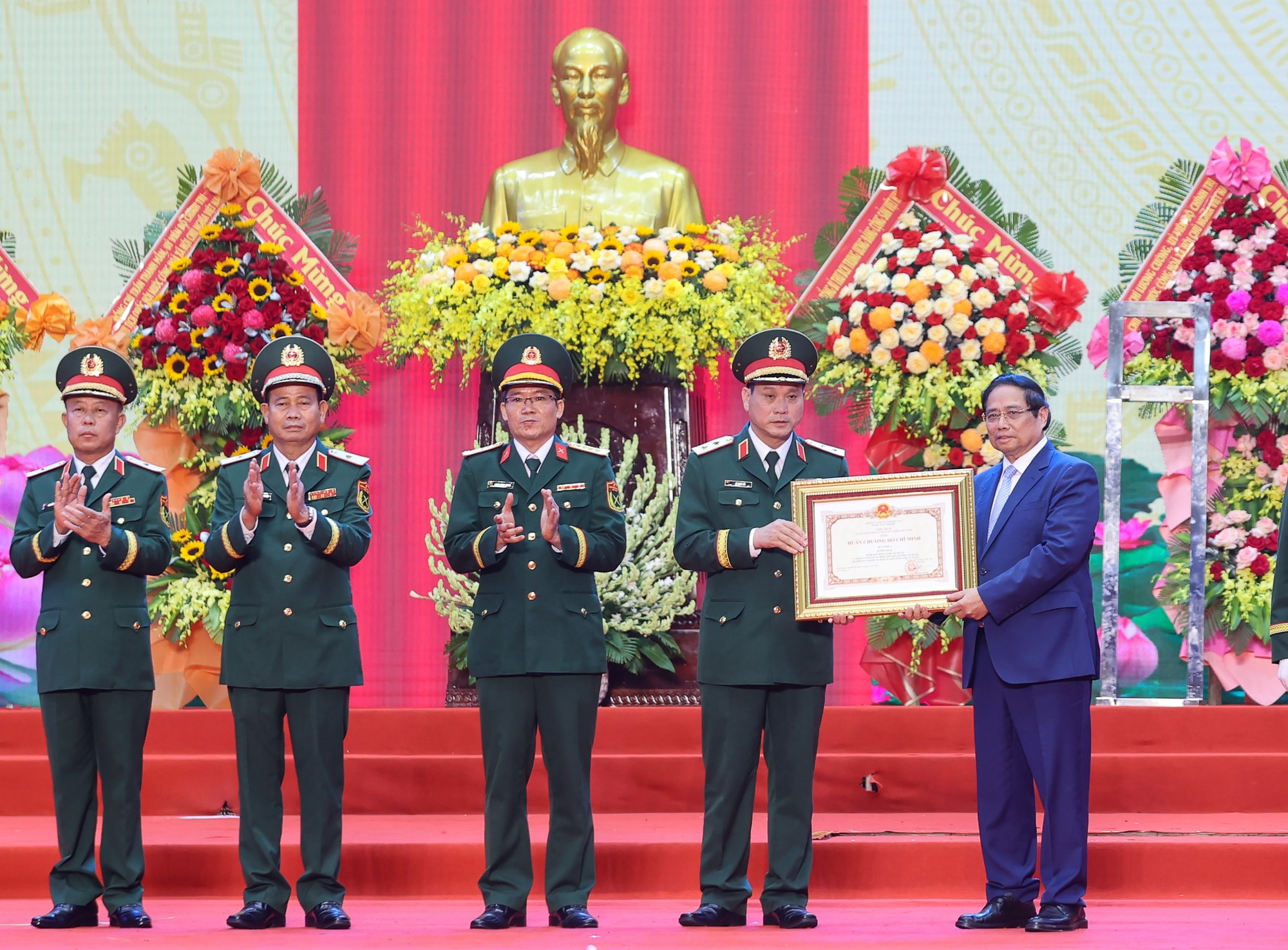 Thủ tướng: Xây dựng lực lượng Quân khu 5 cách mạng, chính quy, tinh nhuệ, hiện đại, là lực lượng nòng cốt trên địa bàn chiến lược của Tổ quốc- Ảnh 6. Thủ tướng: Xây dựng lực lượng Quân khu 5 cách mạng, chính quy, tinh nhuệ, hiện đại, là lực lượng nòng cốt trên địa bàn chiến lược của Tổ quốc- Ảnh 6.