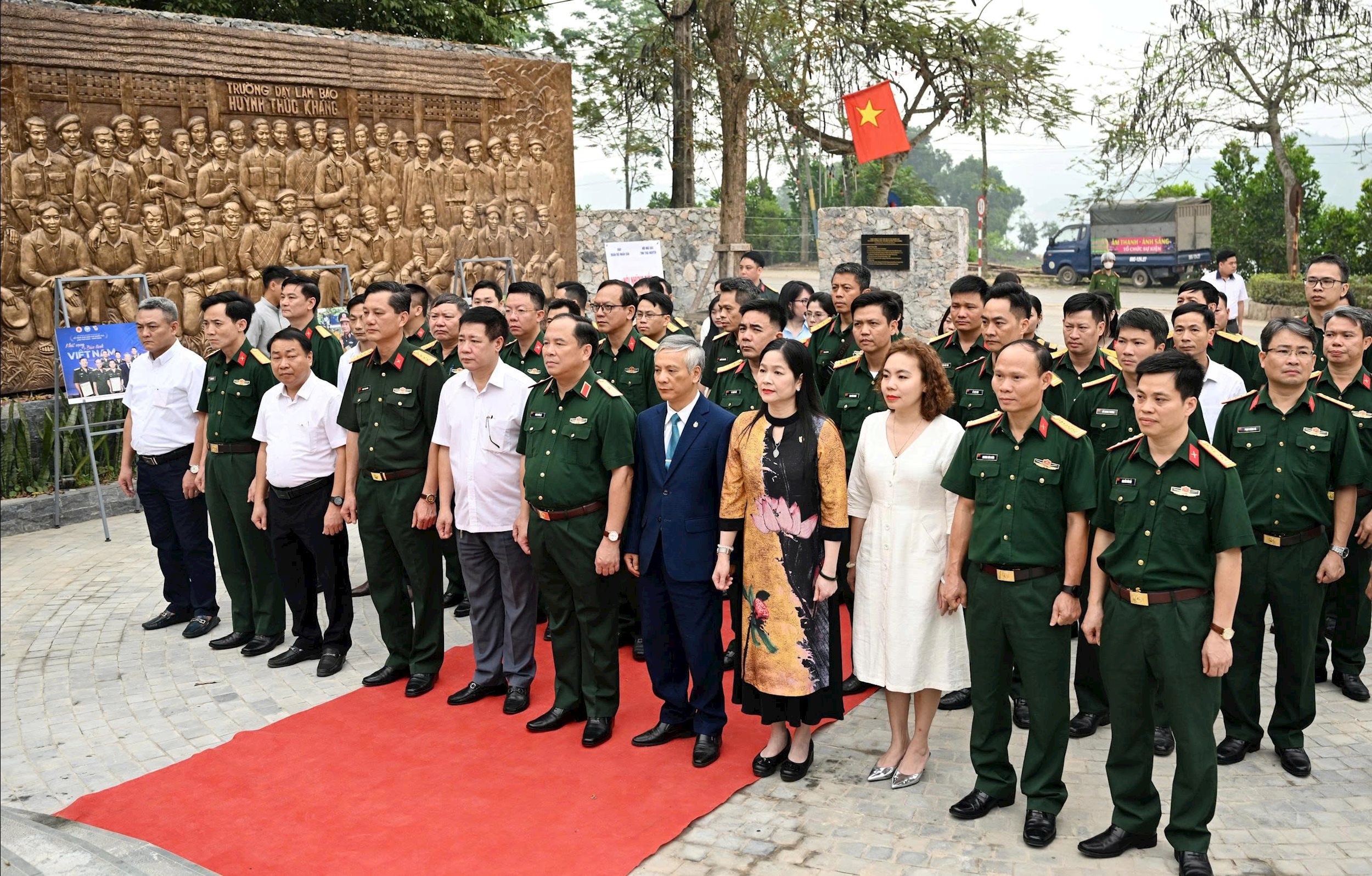 Cán bộ, phóng viên Báo QĐND về nguồn thăm di tích Trường dạy làm báo Huỳnh Thúc Kháng, tháng 4-2025.