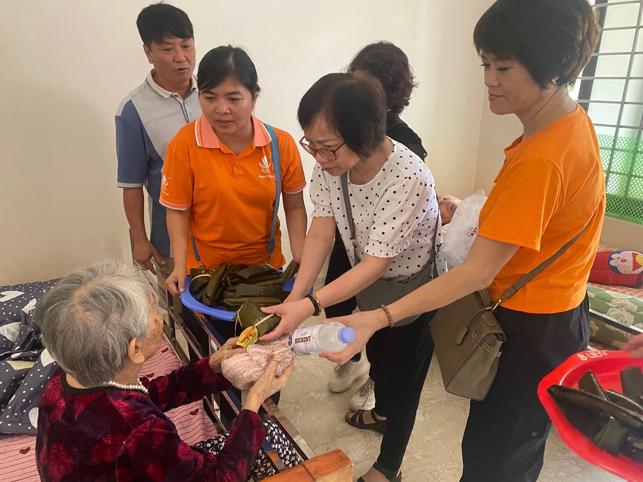 Đoàn thiện nguyện CLB nhà báo nữ VN đến thăm hỏi các cụ già neo đơn và cô đơn không nơi nương tựa. Tại trung tâm BTXH Hường Hà Nguyệt, Đồng Hỷ, Thái Nguyên.