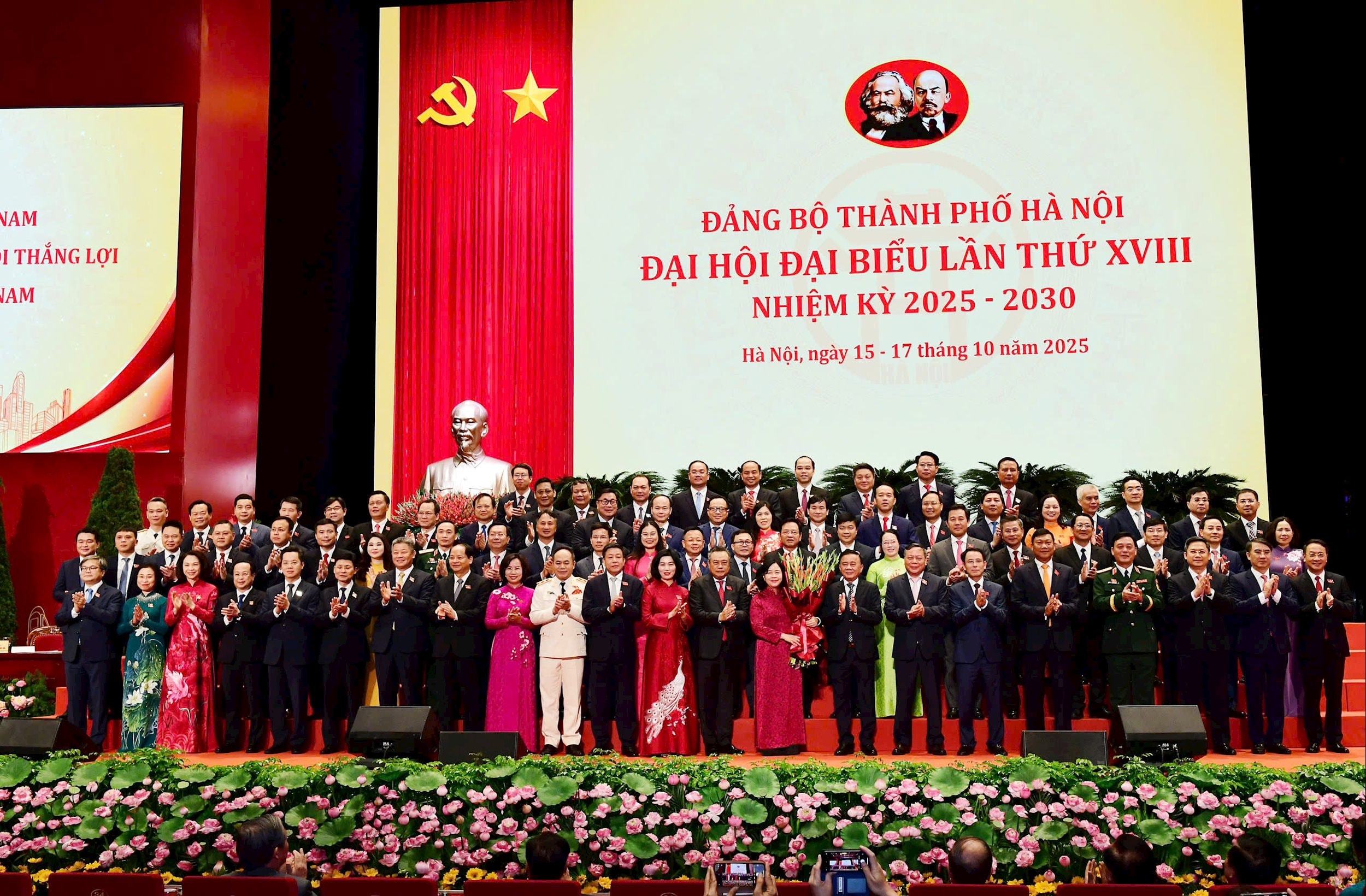 Ban Chấp hành Đảng bộ thành phố Hà Nội ra mắt Đại hội.