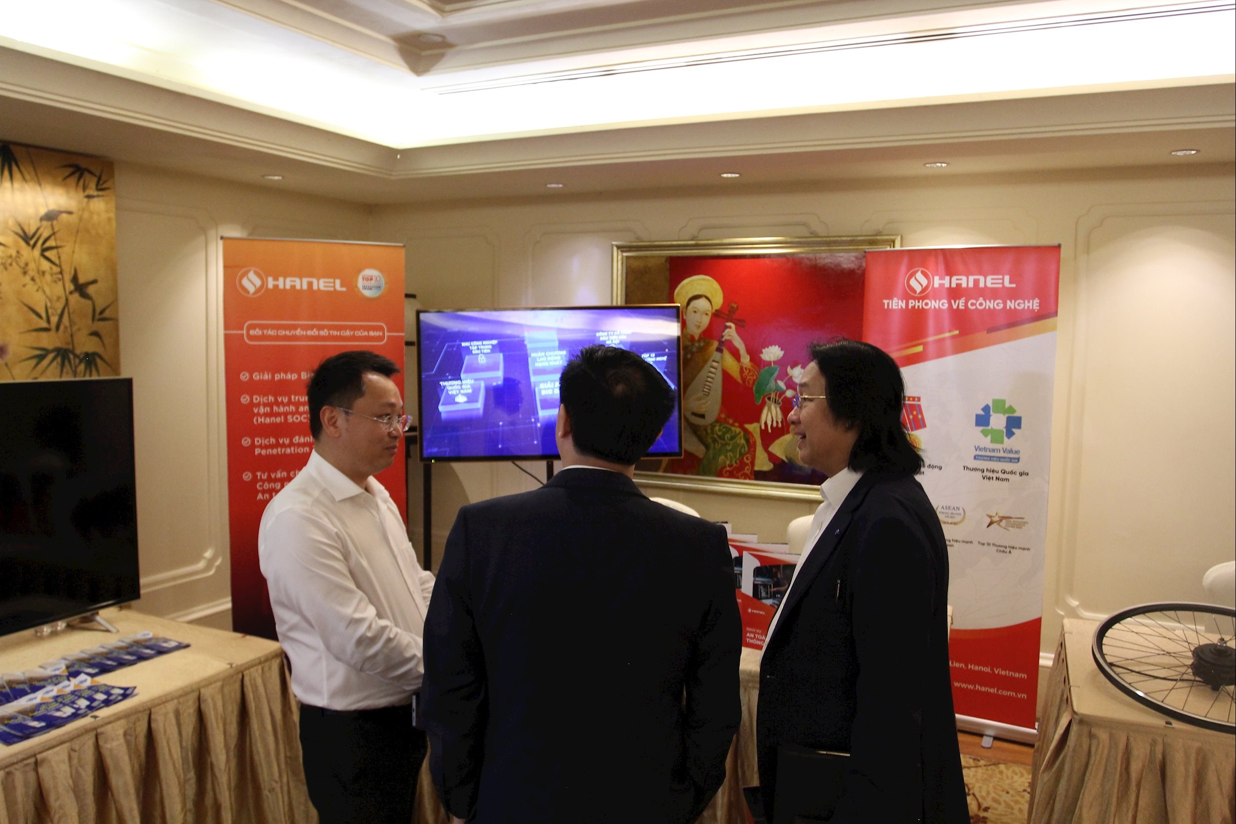 Bàn giới thiệu sản phẩm của Hanel 6