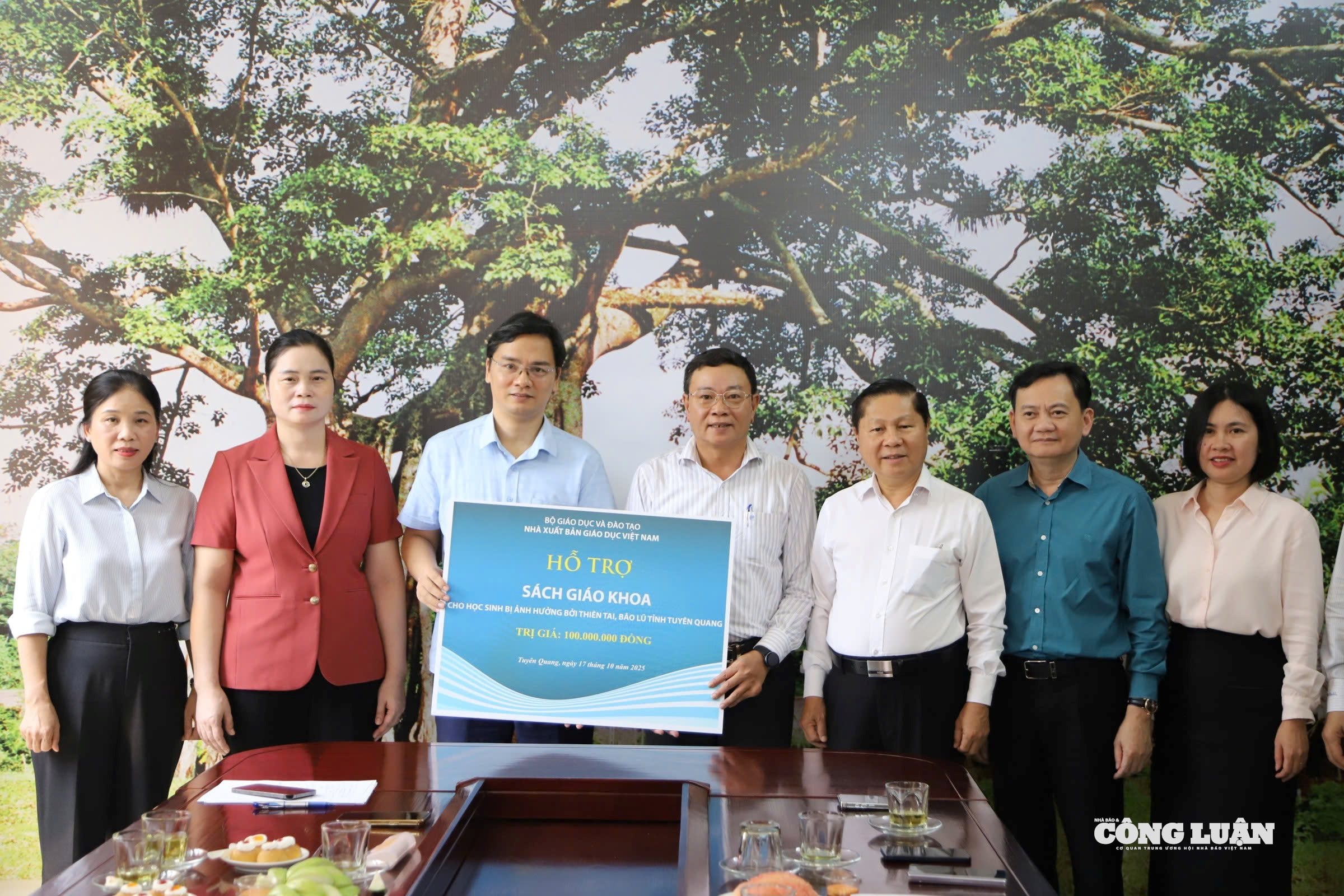 NXBGDVN mong muốn lan tỏa thông điệp về trách nhiệm xã hội và tinh thần đồng hành, sẻ chia của NXBGDVN với ngành giáo dục. Ảnh: Văn H