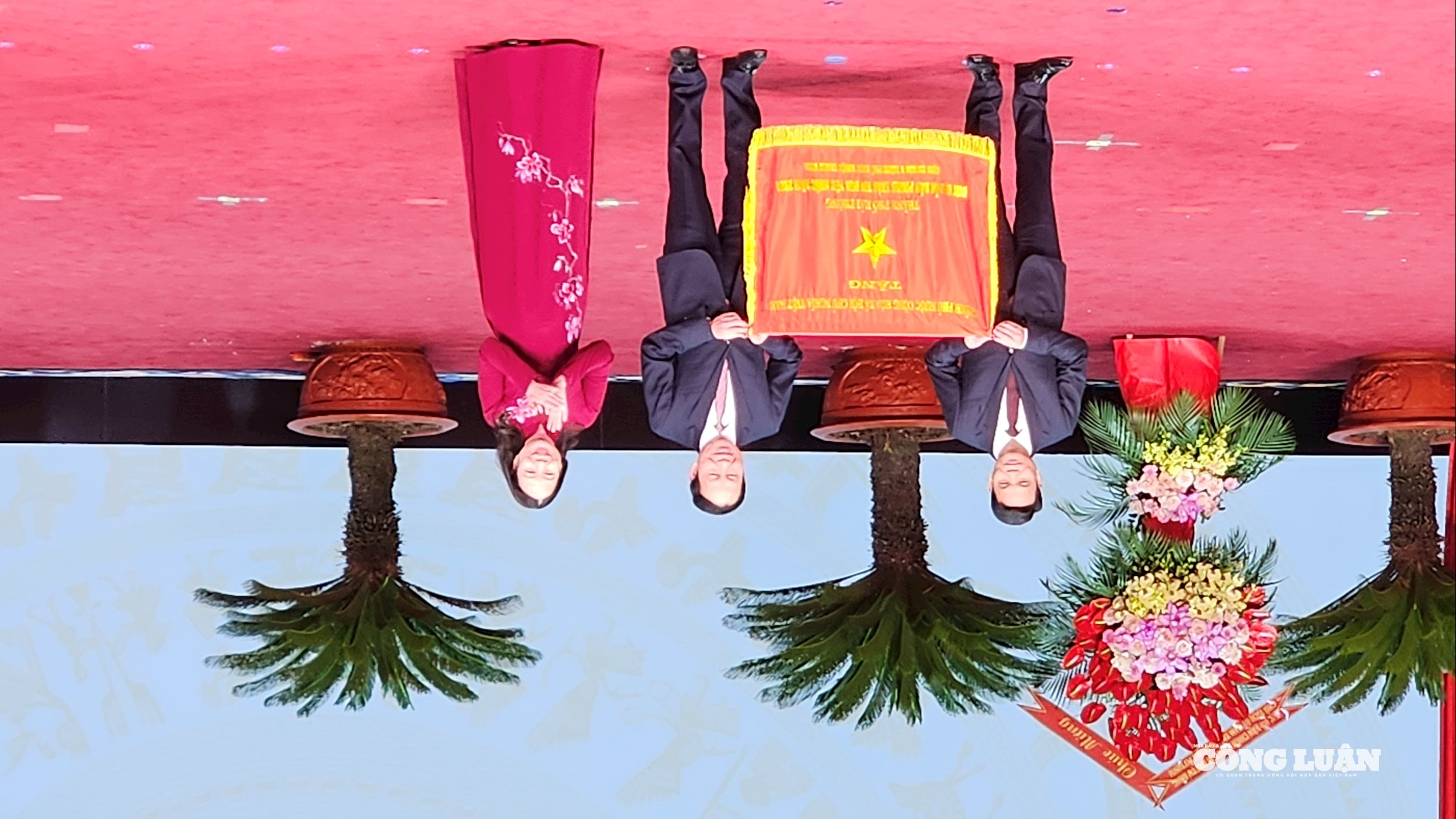 Phó Chủ tịch nước Võ Thị Ánh Xuân đã trao Cờ thi đua của Chính phủ cho thành phố Hải Phòng