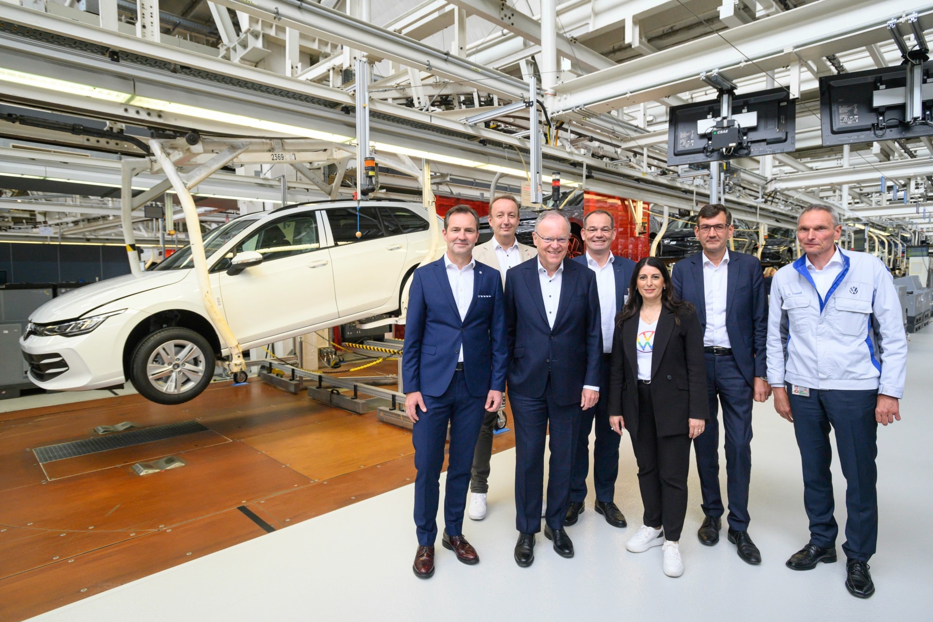 Lãnh đạo của Volkswagen tham quan sảnh 12 trong buổi lễ kỷ niệm 50 năm sản xuất Golf diễn ra tại nhà máy - Ảnh: VW