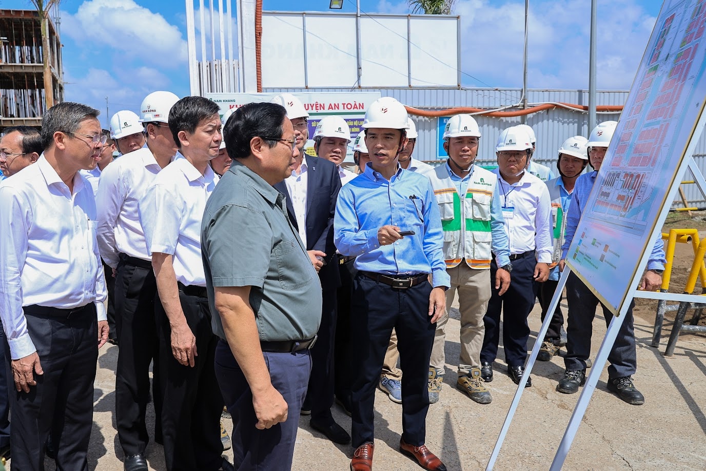 Thủ tướng: Giao các doanh nghiệp làm tốt tiếp tục triển khai các dự án nhà ở xã hội- Ảnh 1.