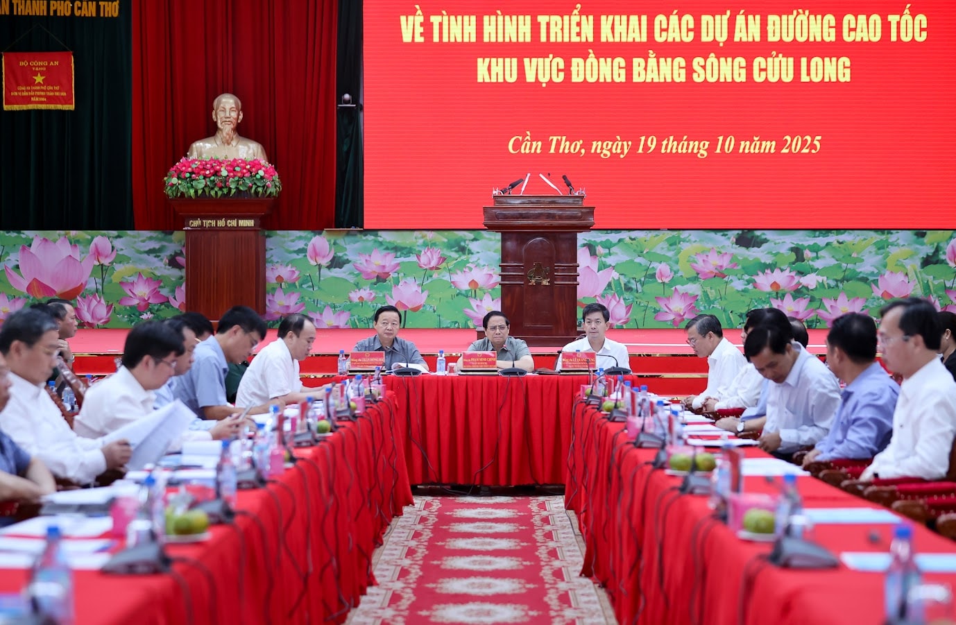 Thủ tướng: Nhiệm kỳ này đã dành 600 nghìn tỷ đồng cho giao thông ĐBSCL- Ảnh 1.