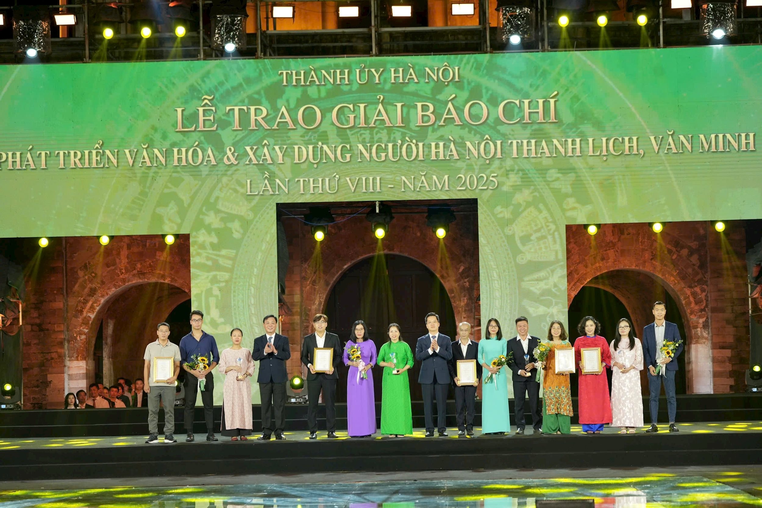 Các tác giả, nhóm tác giả được trao giải C tại lễ trao giải báo chí về phát triển văn hóa và xây dựng người Hà Nội thanh lịch, văn minh.