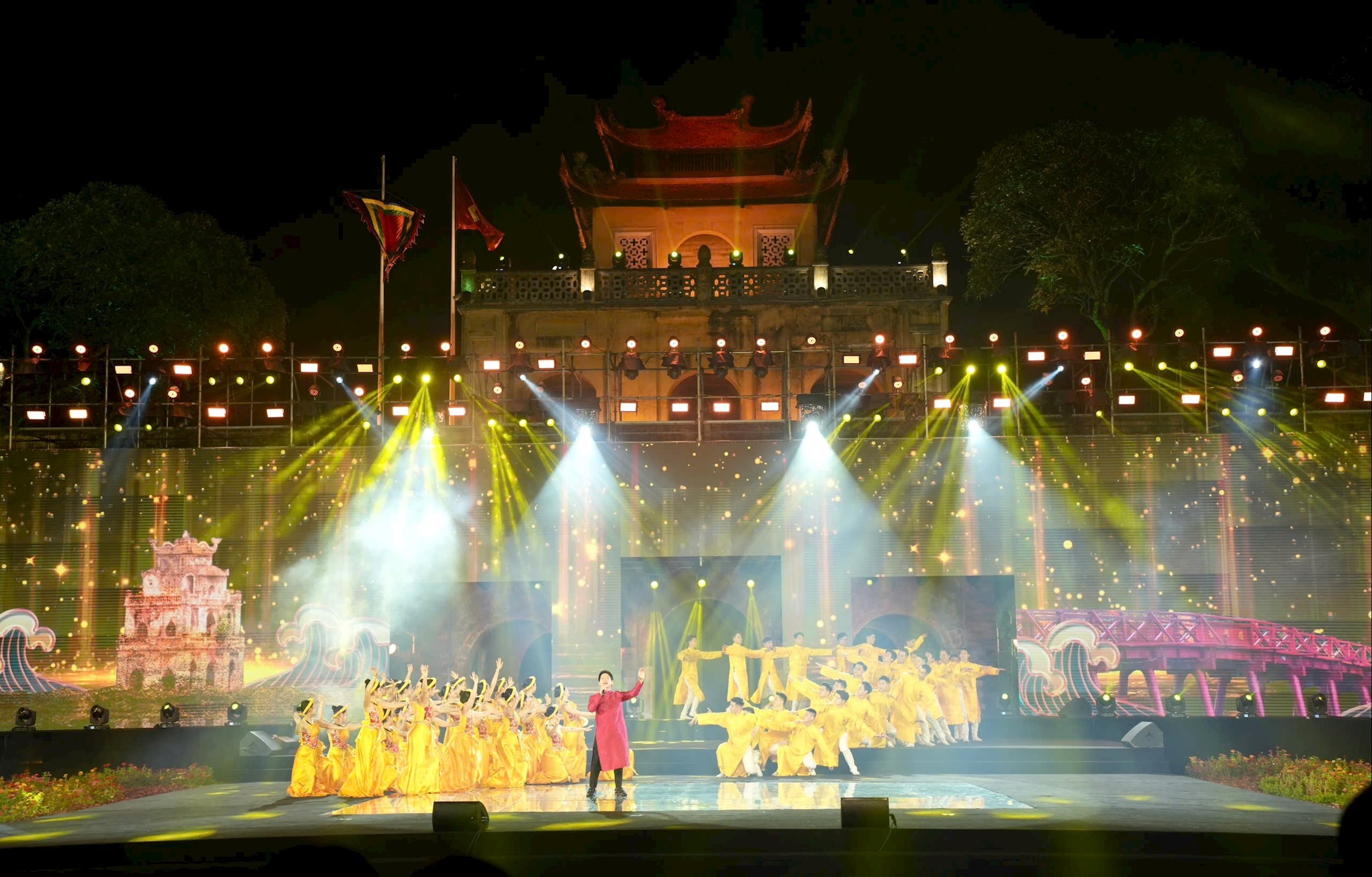 Chương trình nghệ thuật đặc biệt “Hà Nội đến để yêu” với sự góp mặt của các nghệ sĩ tên tuổi.