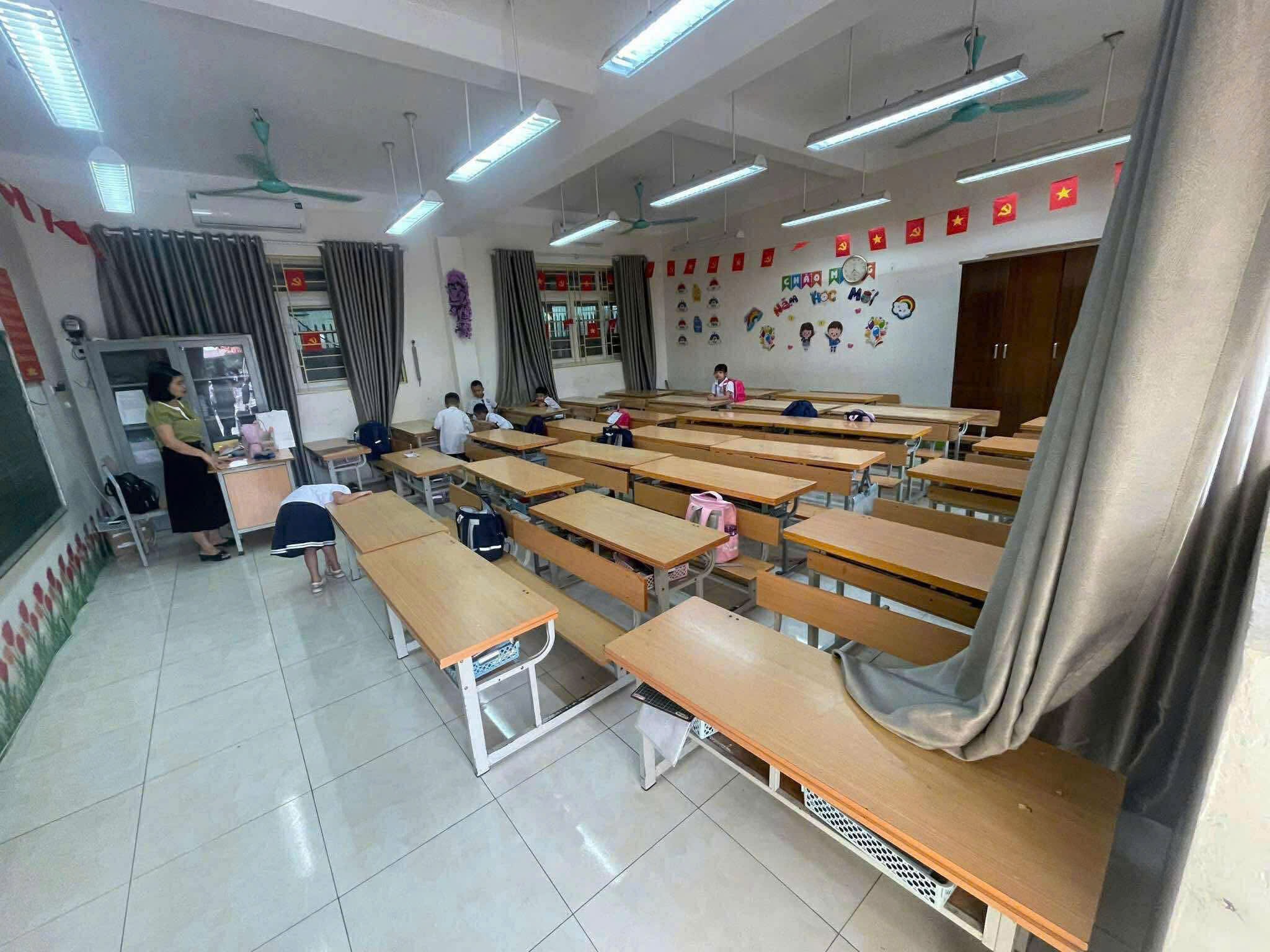 Lớp học vắng bóng ho