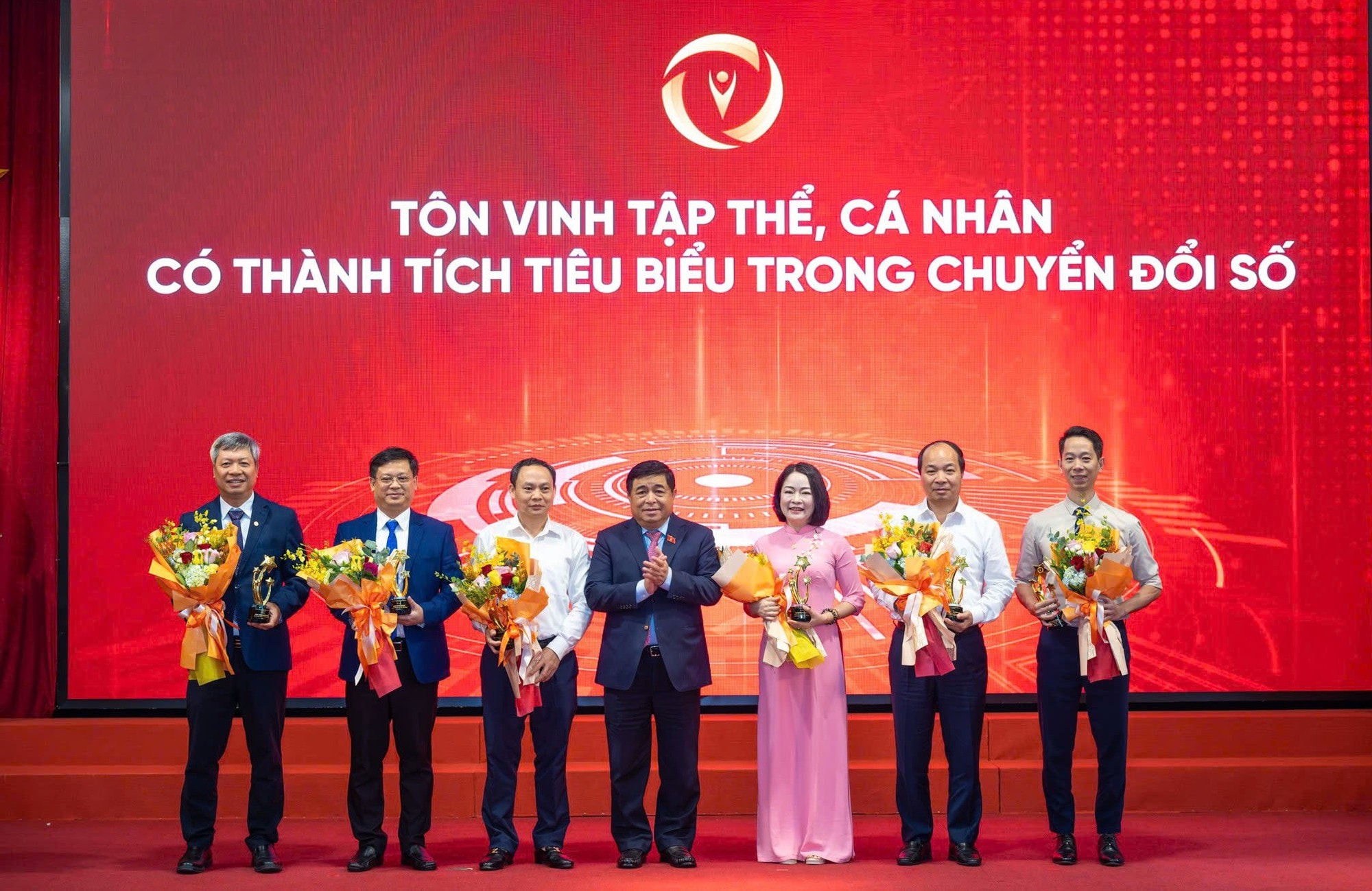 Phó Thủ tướng Nguyễn Chí Dũng: Chuyển đổi số - lựa chọn chiến lược, 'mệnh lệnh' phát triển của thời đại- Ảnh 3. Phó Thủ tướng Nguyễn Chí Dũng: Chuyển đổi số - lựa chọn chiến lược, 'mệnh lệnh' phát triển của thời đại- Ảnh 3.