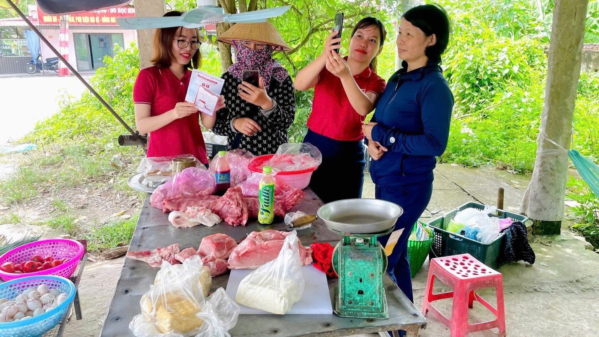 Cán bộ hỗ trợ khách hàng thực hiện thu thập sinh trắc học và dữ liệu căn cước công dân trên Agribank Plus