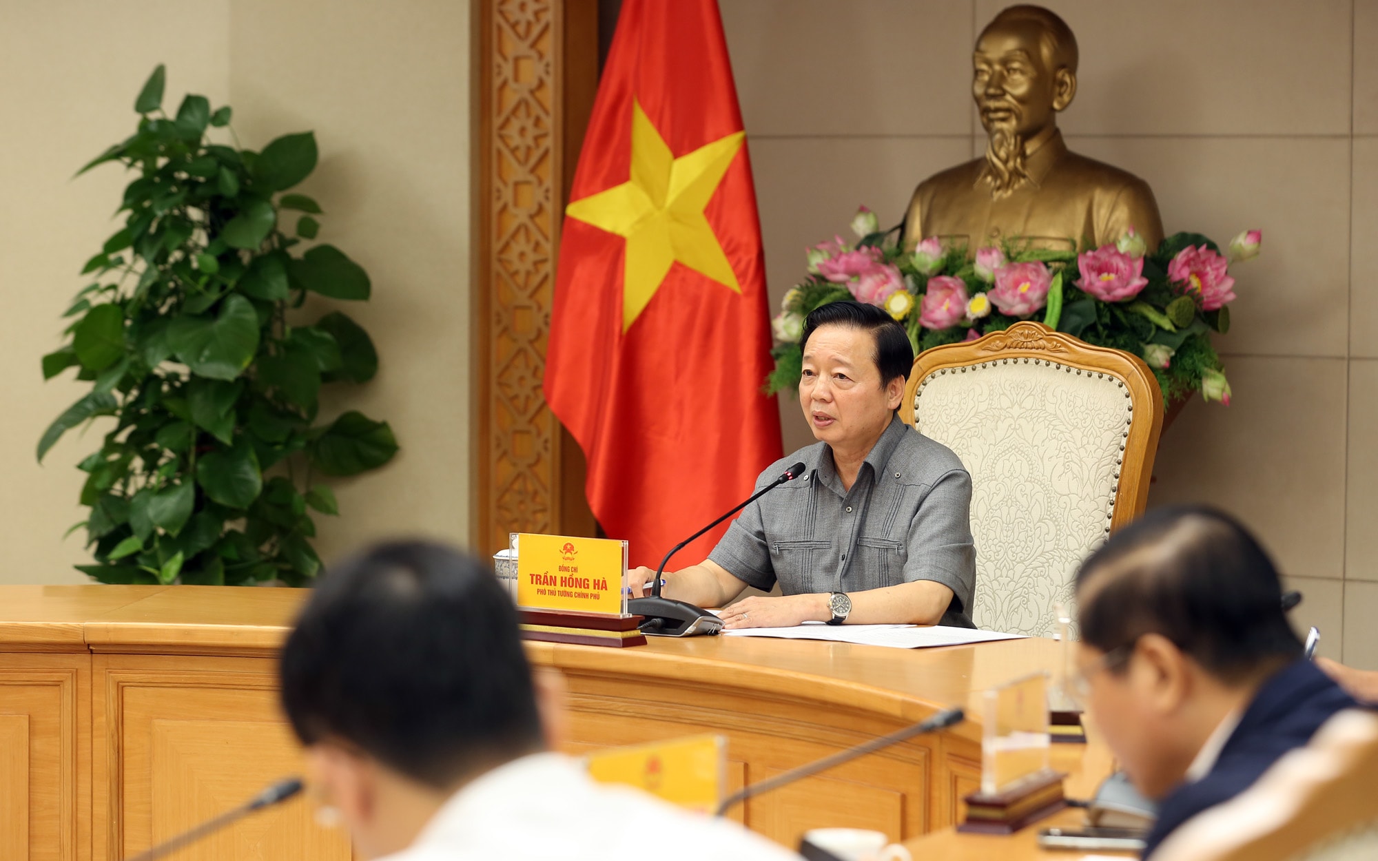 Phó Thủ tướng Trần Hồng Hà chủ trì cuộc họp ứng phó bão số 12 và mưa lũ, ngập lụt- Ảnh 1.