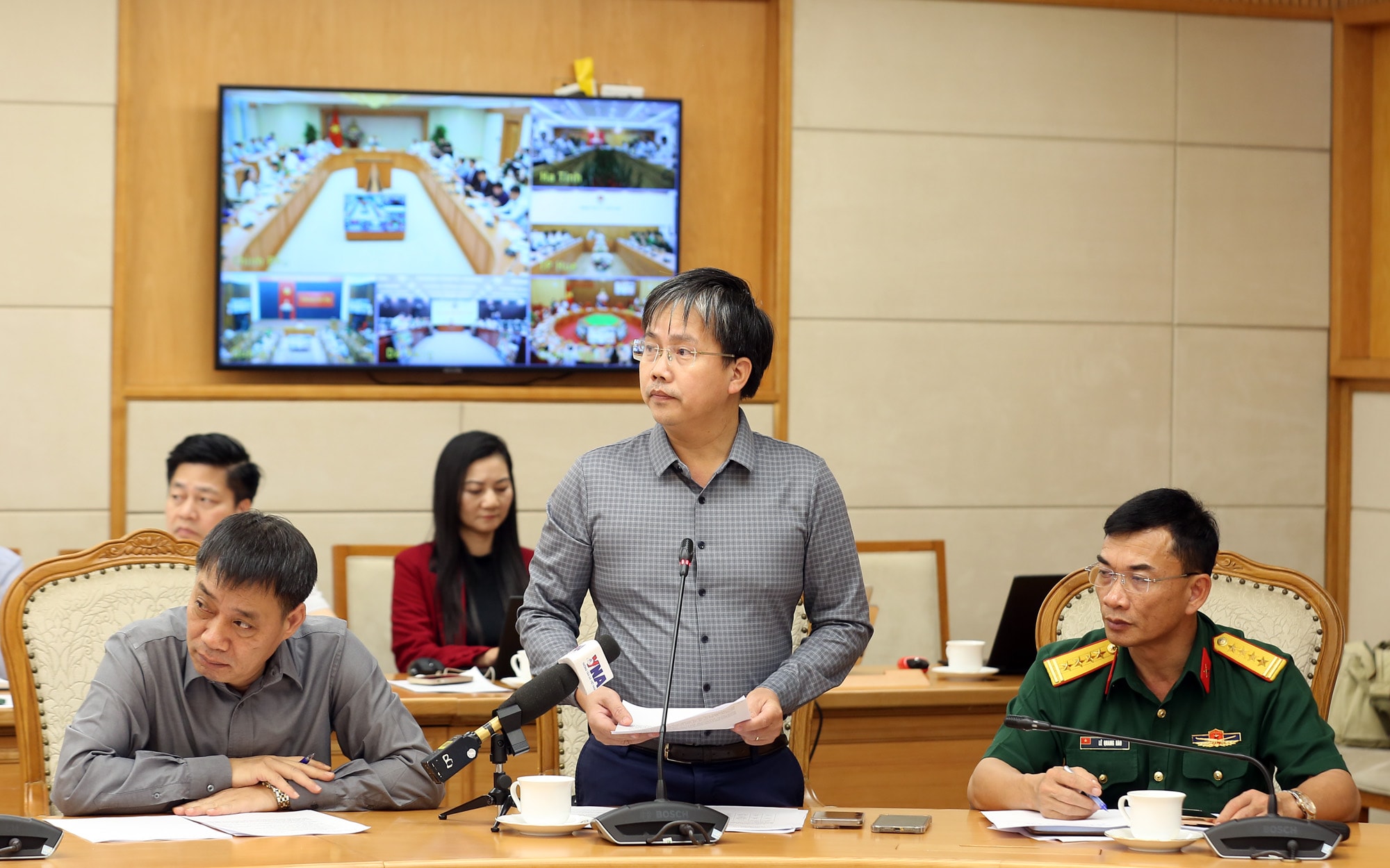 Phó Thủ tướng Trần Hồng Hà chủ trì cuộc họp ứng phó bão số 12 và mưa lũ, ngập lụt- Ảnh 2.