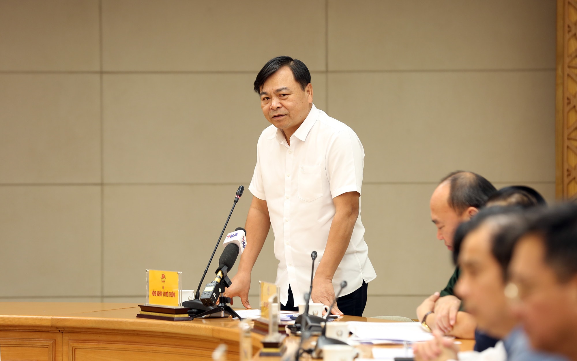 Phó Thủ tướng Trần Hồng Hà chủ trì cuộc họp ứng phó bão số 12 và mưa lũ, ngập lụt- Ảnh 3.