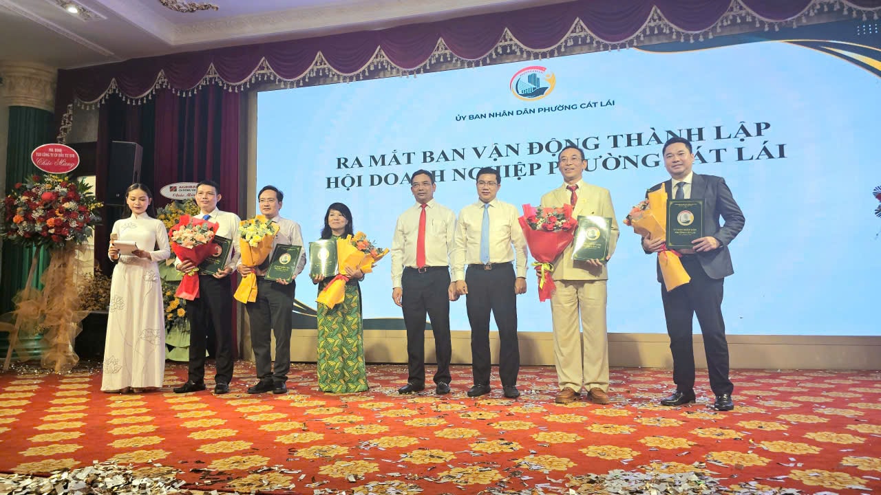 Các thành viên sáng lập Ban vận động Hội Doanh nghiệp phường Cát Lái ra mắt tại chương trình.