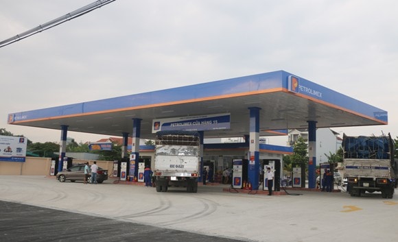 Ngày mai giá xăng có thể giảm 200 đồng mỗi lít. (Ảnh: