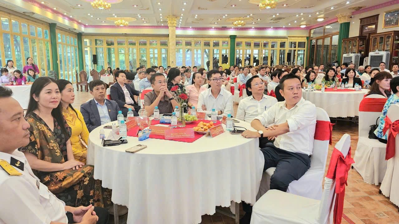 Các đại biểu tham dự chương trình.