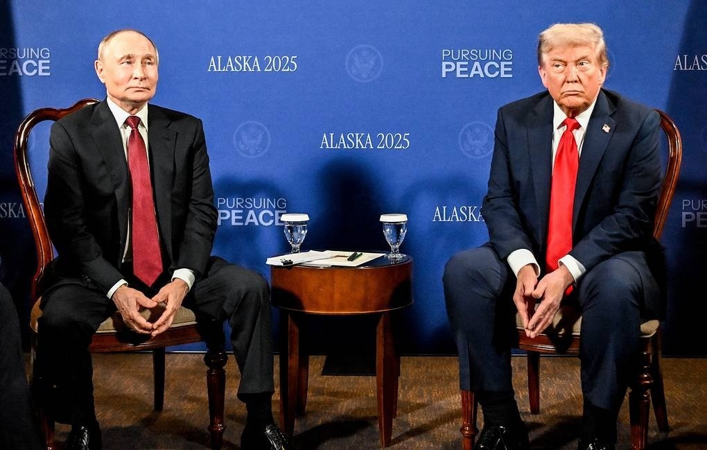 ប្រធានាធិបតីរុស្ស៊ី លោក វ្ល៉ាឌីមៀ ពូទីន និងប្រធានាធិបតីអាមេរិក លោក ដូណាល់ ត្រាំ នៅឯកិច្ចប្រជុំនៅរដ្ឋអាឡាស្កា ក្នុងខែសីហា ឆ្នាំ២០២៥។ រូបថត៖ TASS