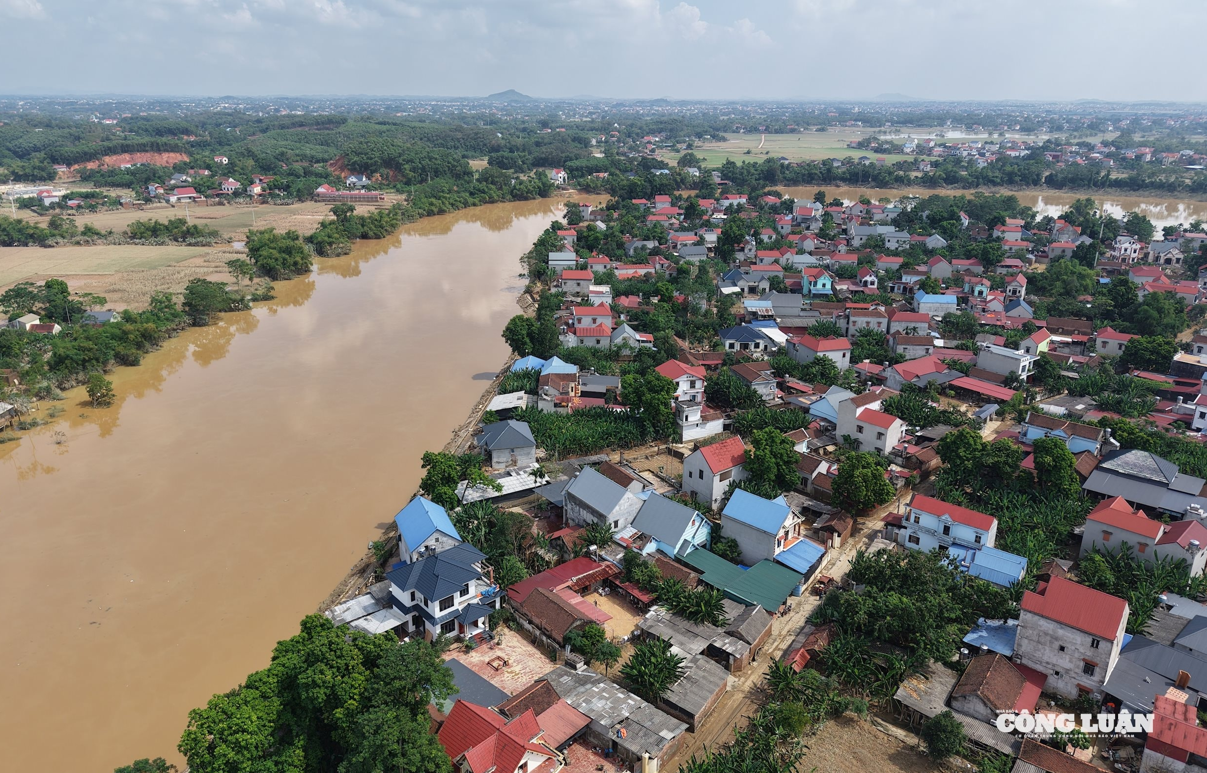 Ảnh 1.Thời tiết ngày càng cực đoan, việc xây dựng nhà ở sát bờ sông tiềm ẩn nhiều nguy cơ mất an toàn, sạt lở.
