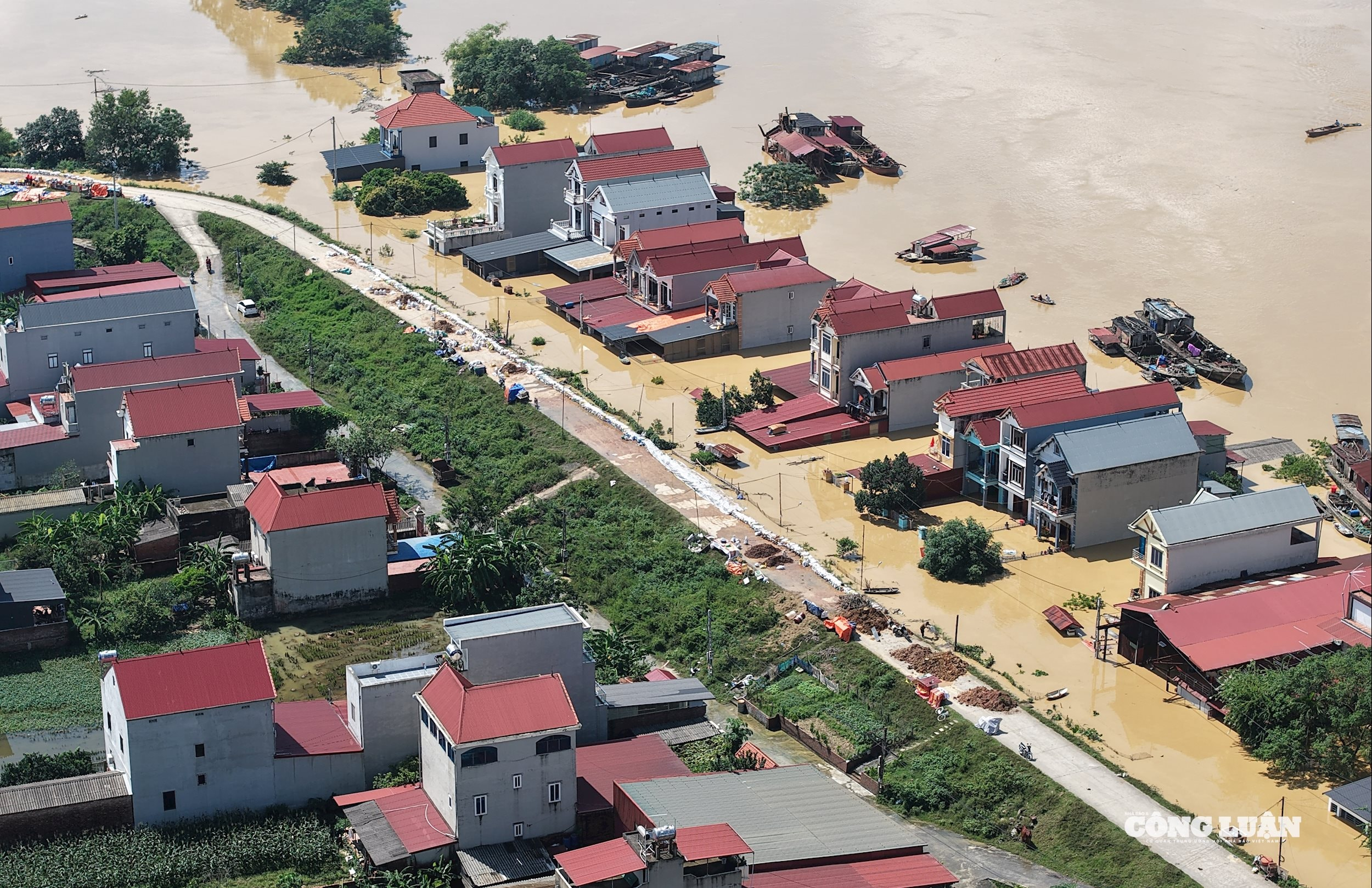 Ảnh2.Nhiều khu vực dân cư phía ngoài đê sông Cầu qua địa bàn xã Hợp Thịnh (tỉnh Bắc Ninh) ngập sâu trong nước lũ.