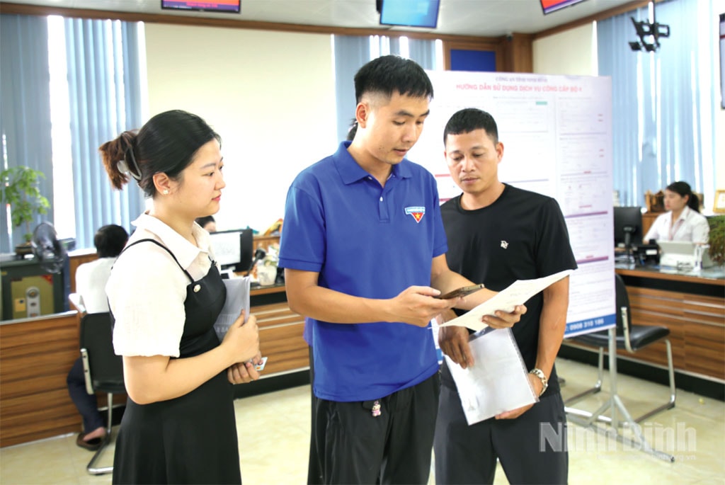 Đoàn viên, thanh niên hỗ trợ người dân nộp hồ sơ trực tuyến tại Trung tâm Phục vụ hành chính công tỉnh Ninh Bình. Ảnh: Báo Ninh Bình.