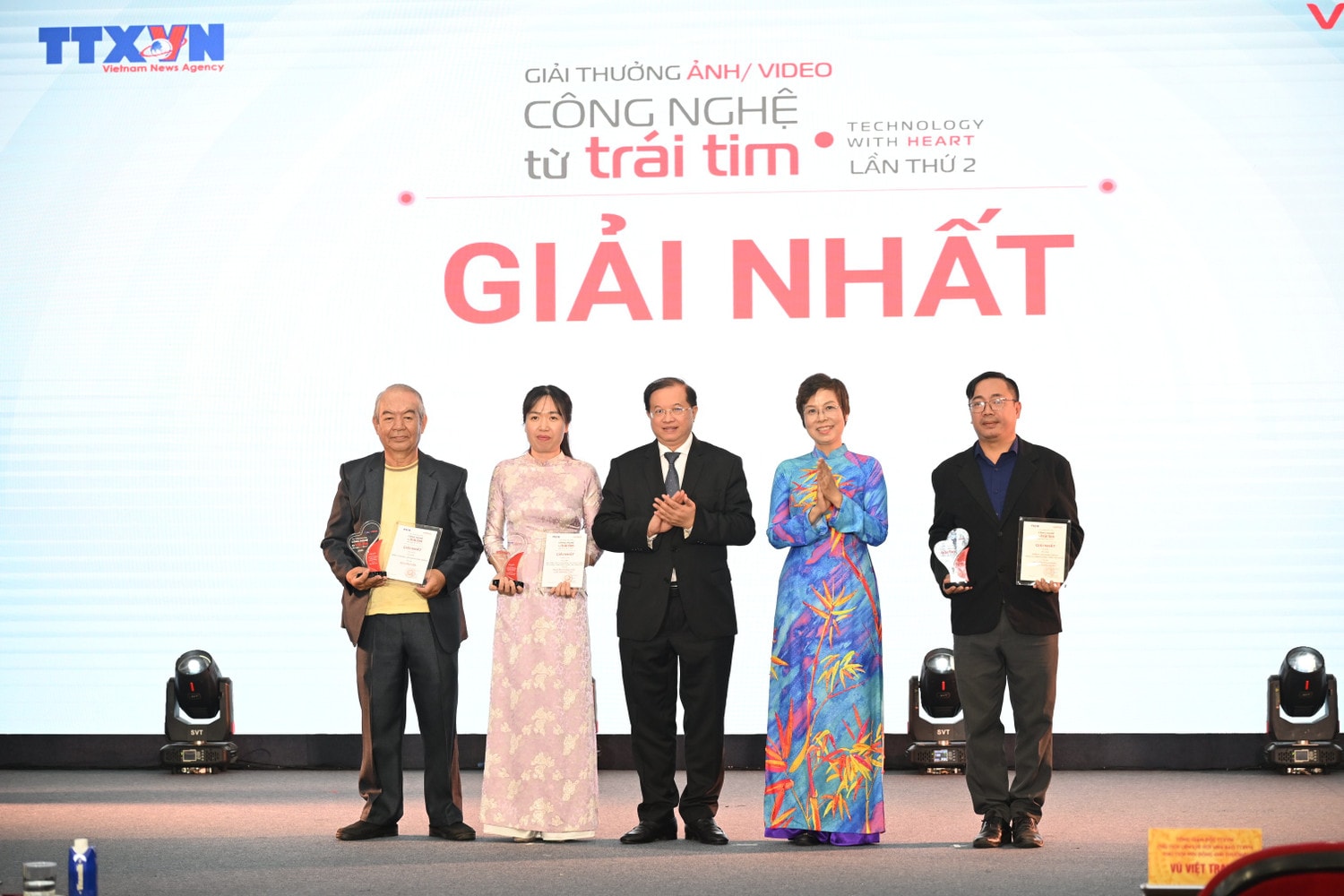 'Công nghệ từ trái tim' lần thứ 2: Thông điệp ý nghĩa về giá trị nhân văn mà công nghệ mang đến cho cuộc sống - ảnh 1 Hình ảnh: 'Công nghệ từ trái tim' lần thứ 2: Thông điệp ý nghĩa về giá trị nhân văn mà công nghệ mang đến cho cuộc sống số 1