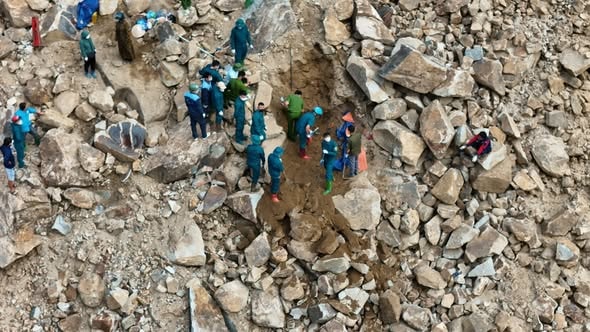 tìm kiếm nạn nhân cuối cùng vụ xe bị đất sạt vùi 3 người tử vong