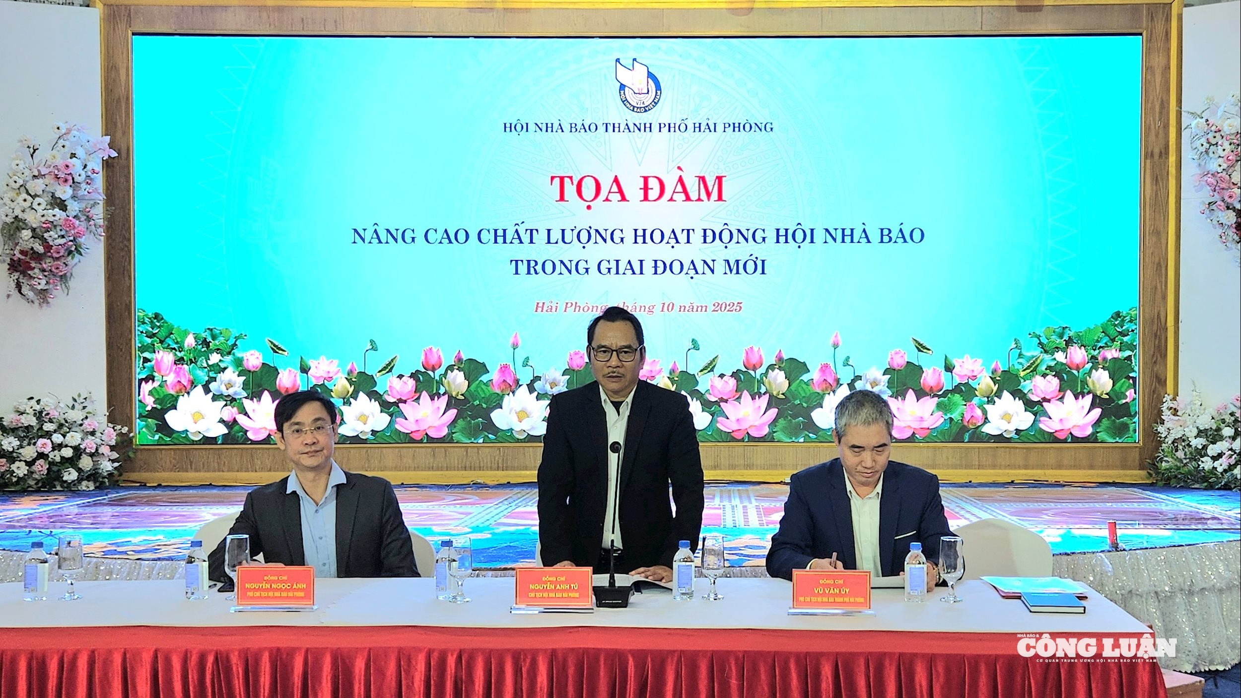 Đồng chí Nguyễn Anh Tú - Chủ tịch Hội Nhà báo Hải Phòng phát biểu khai mạc Tọa đàm.