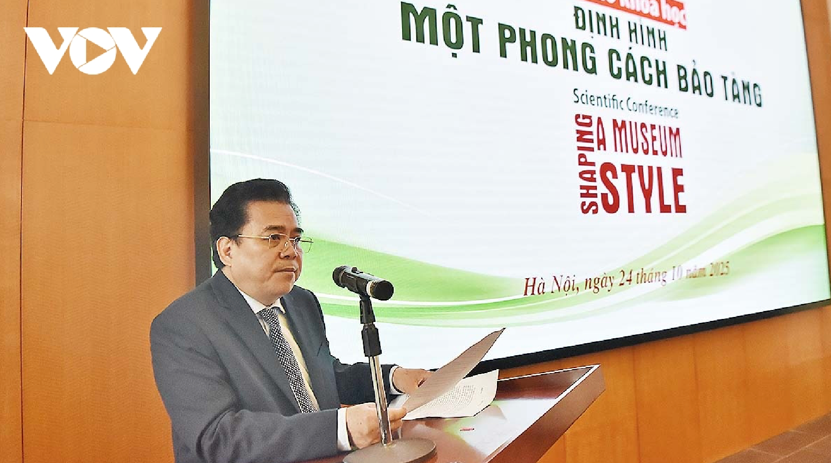 TS. Bùi Ngọc Quang – Phó Giám đốc phụ trách Bảo tàng Dân tộc học Việt Nam phát biểu đề dẫn hội thảo. Ảnh: VOV