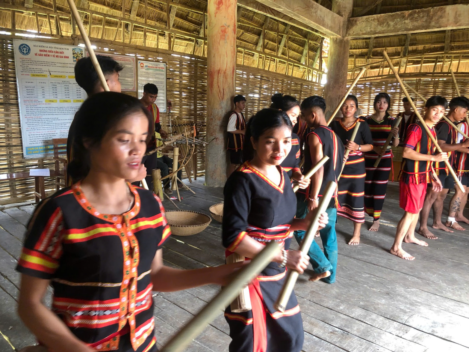 Không gian trình diễn ngoài trời giúp tăng khả năng tương tác của chủ thể văn hóa với khách tham quan. Ảnh: Bảo tàng Dân tộc học Việt Nam 