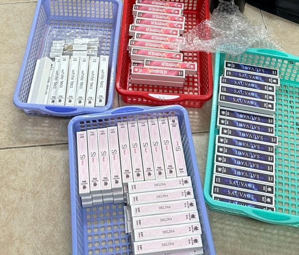 Triệt phá đường dây sản xuất, buôn bán hàng chục ngàn chai nước hoa giả các thương hiệu nổi tiếng -1