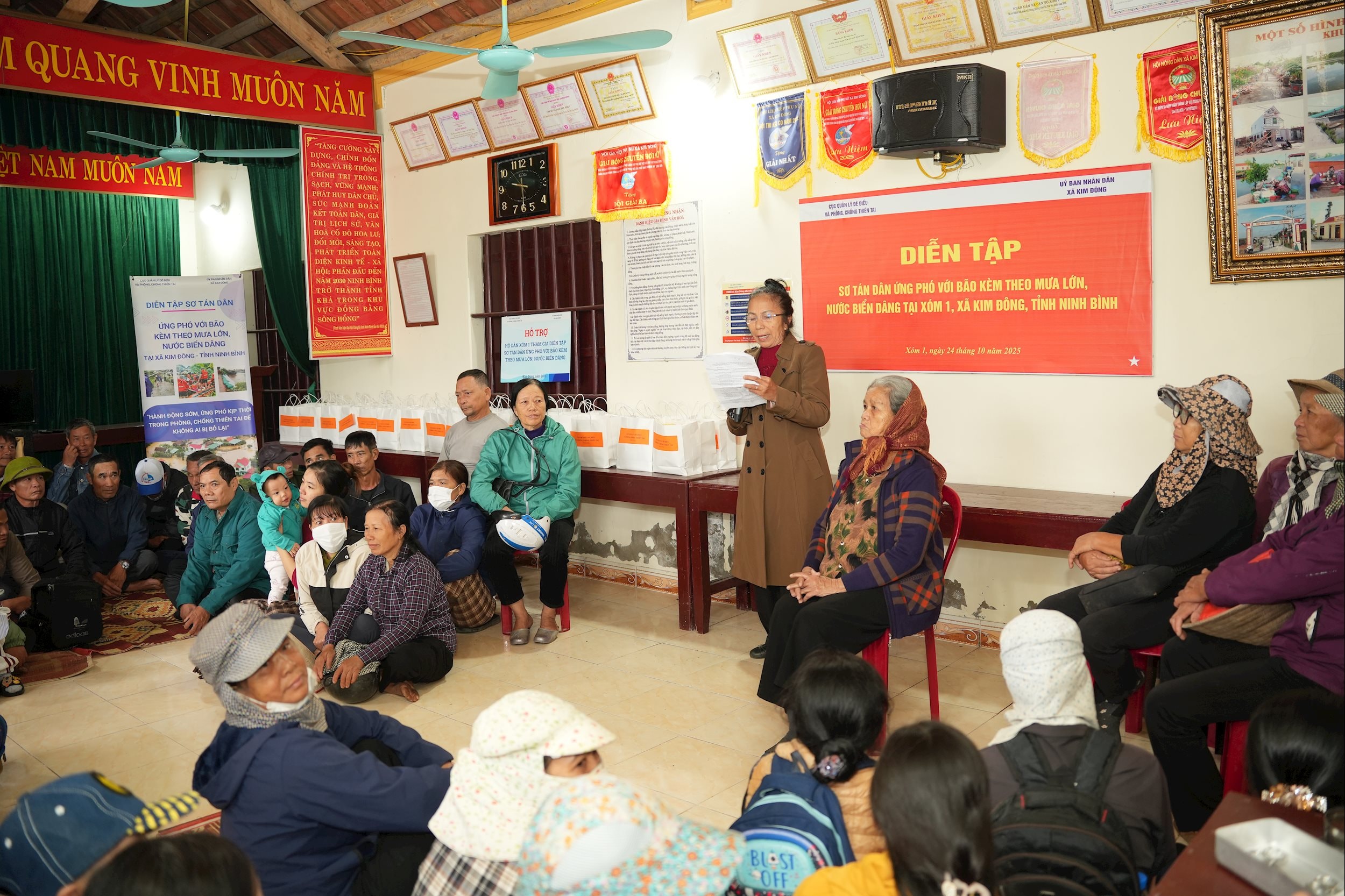 người dân tập trung tại điểm sơ tán