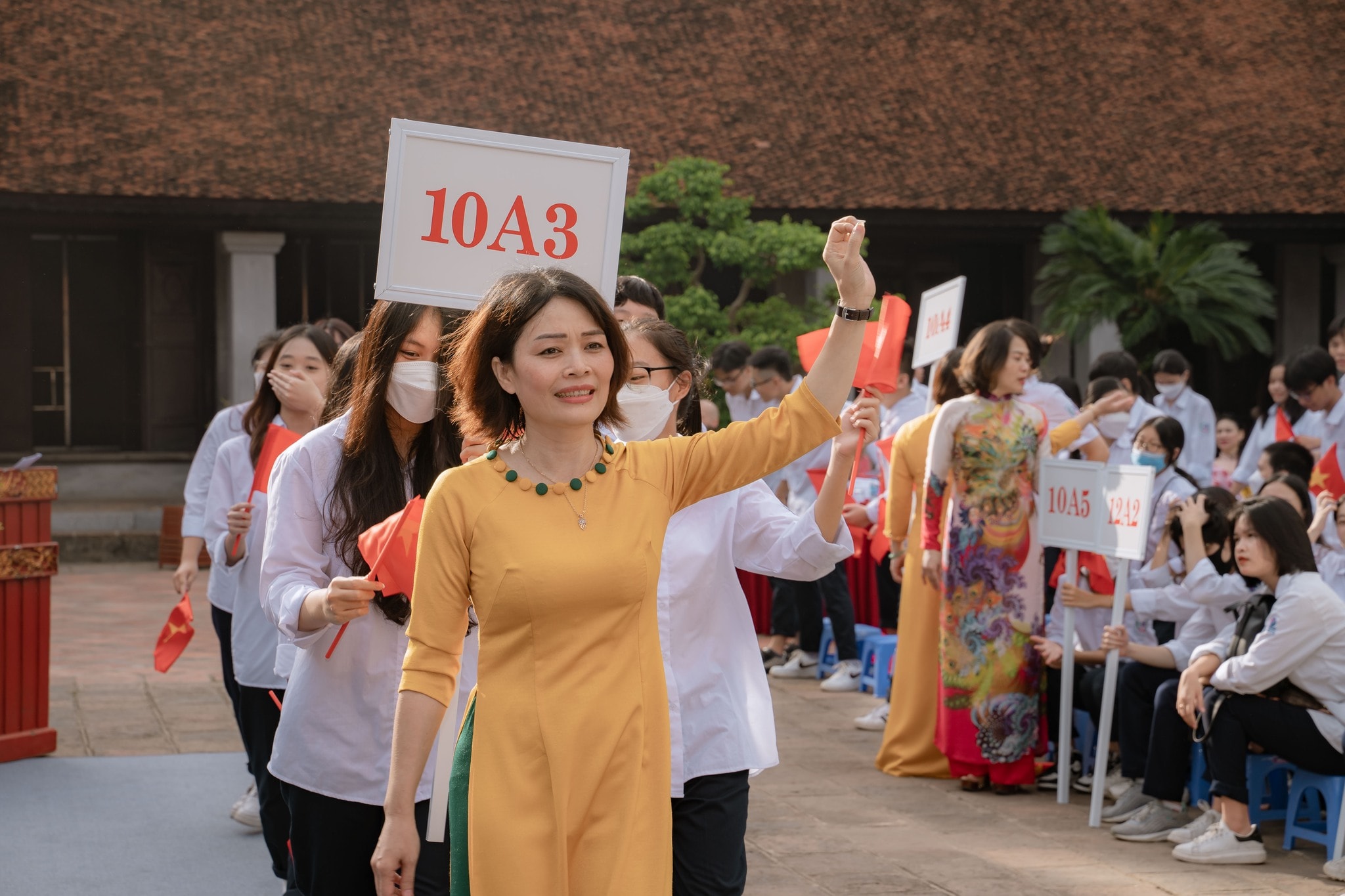 Một cái nắm tay, một lời xin lỗi đôi khi là bài học lớn nhất về nhân cách mà học sinh cần được dạy.