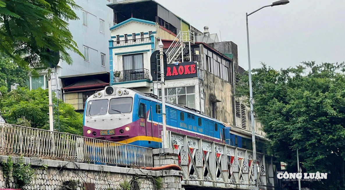 Tuyến đường sắt chạy qua phố Phùng Hưng và phố Gầm Cầu, sau đó dẫn lên cầu Long Biên là một trong những tuyến đường sắt trên cao thu hút khách du lịch trong những năm trở lại đây.