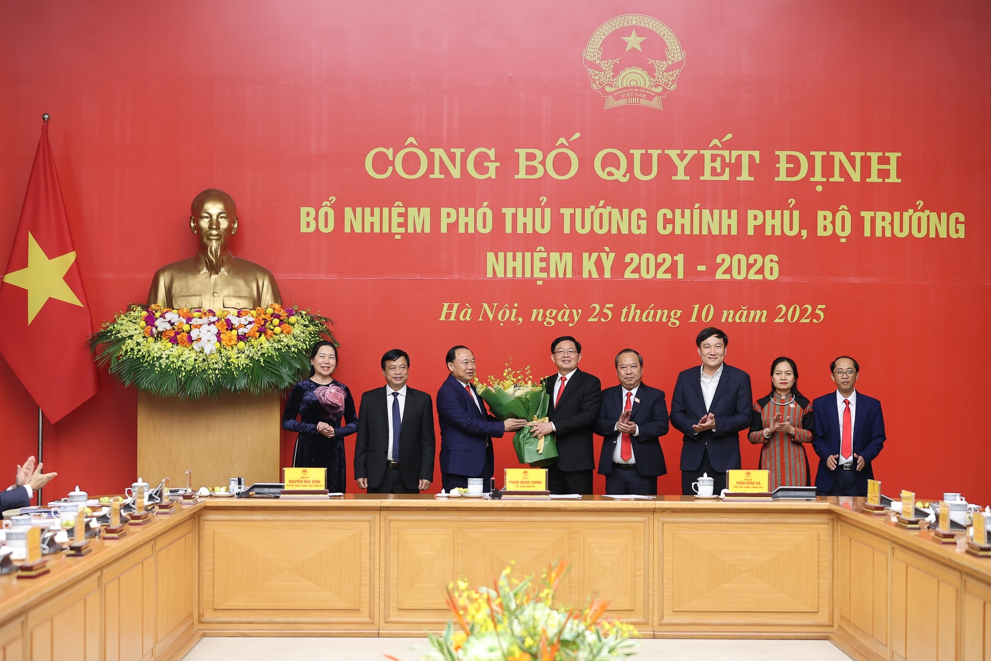 Thủ tướng Phạm Minh Chính trao quyết định bổ nhiệm và giao nhiệm vụ cho 2 Phó Thủ tướng, 3 Bộ trưởng- Ảnh 10.