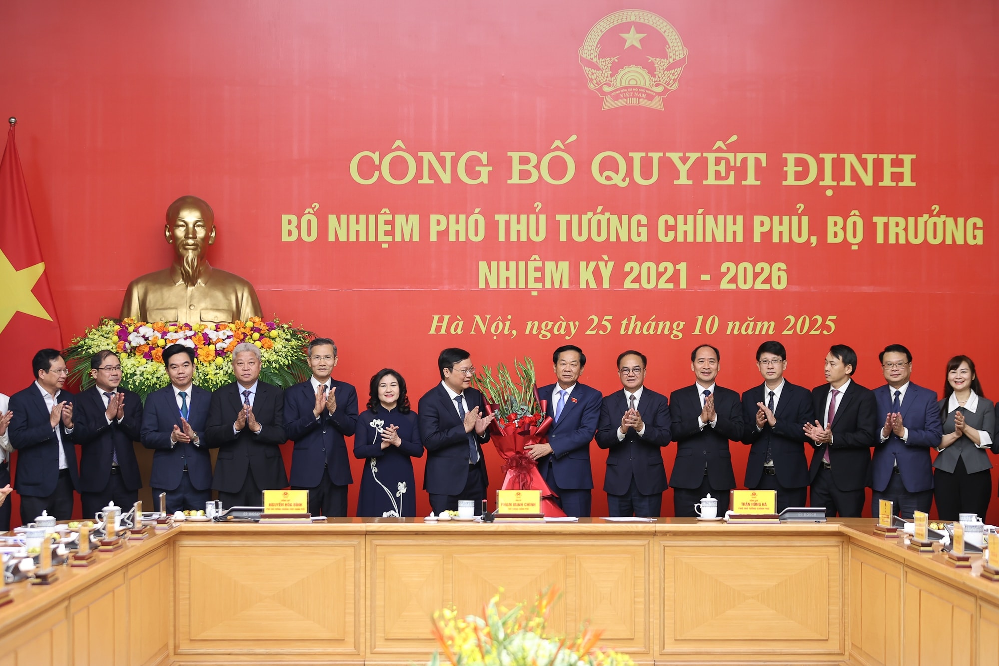 Thủ tướng Phạm Minh Chính trao quyết định bổ nhiệm và giao nhiệm vụ cho 2 Phó Thủ tướng, 3 Bộ trưởng- Ảnh 13.