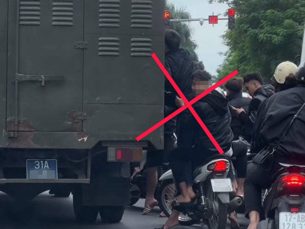 kông đội mũ bảo hiểm