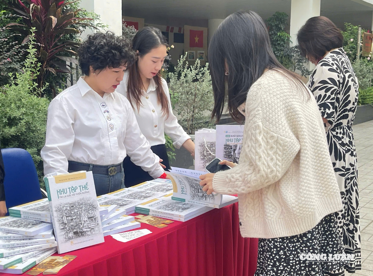 Cuốn sách “Khu tập thể - Tìm lại giấc mơ thiên đường” được nhiều độc giả quan tâm.